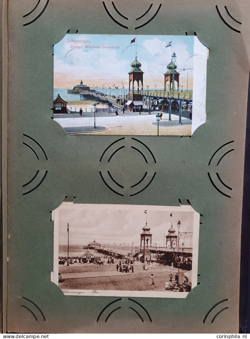 Cover Den Haag en Scheveningen (ruim 800 prentbriefkaarten) w.b. oude en zeer oude in 3 albums