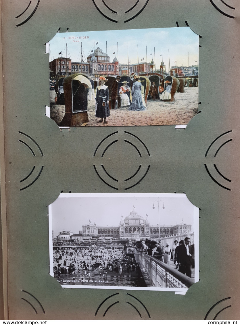 Cover Den Haag en Scheveningen (ruim 800 prentbriefkaarten) w.b. oude en zeer oude in 3 albums