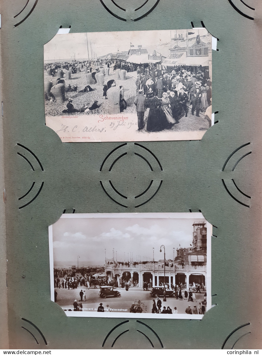 Cover Den Haag en Scheveningen (ruim 800 prentbriefkaarten) w.b. oude en zeer oude in 3 albums