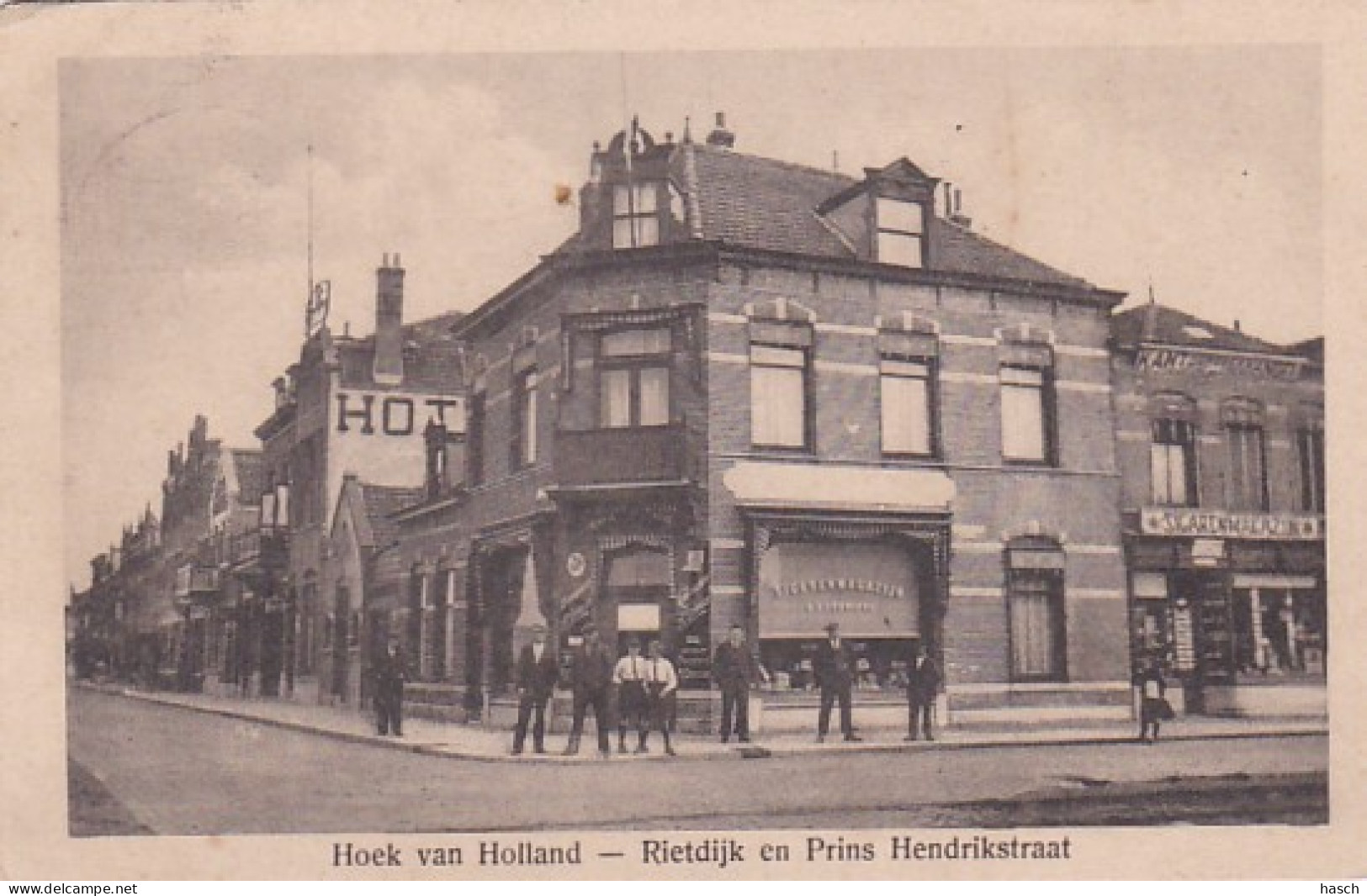 2606      125         Hoek Van Holland, Rietdijk En Prins Hendrikstraat Met Sigarenmagazijn A. Voorwinde. - Hoek Van Holland