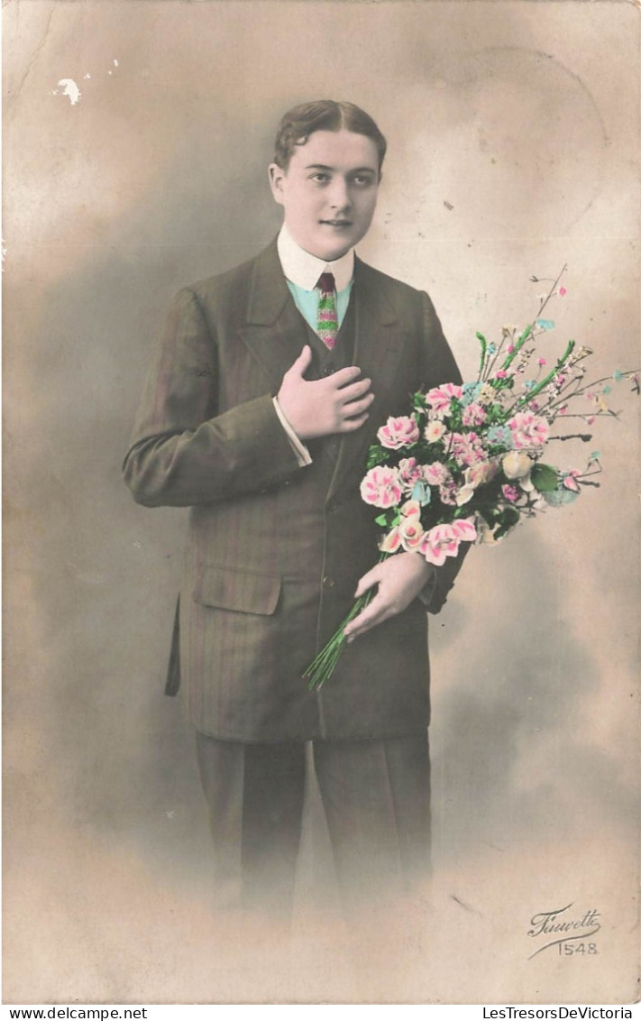 FANTAISIES - Hommes - Jeune Homme Portant Un Bouquet De Fleurs - Carte Postale Ancienne - Men