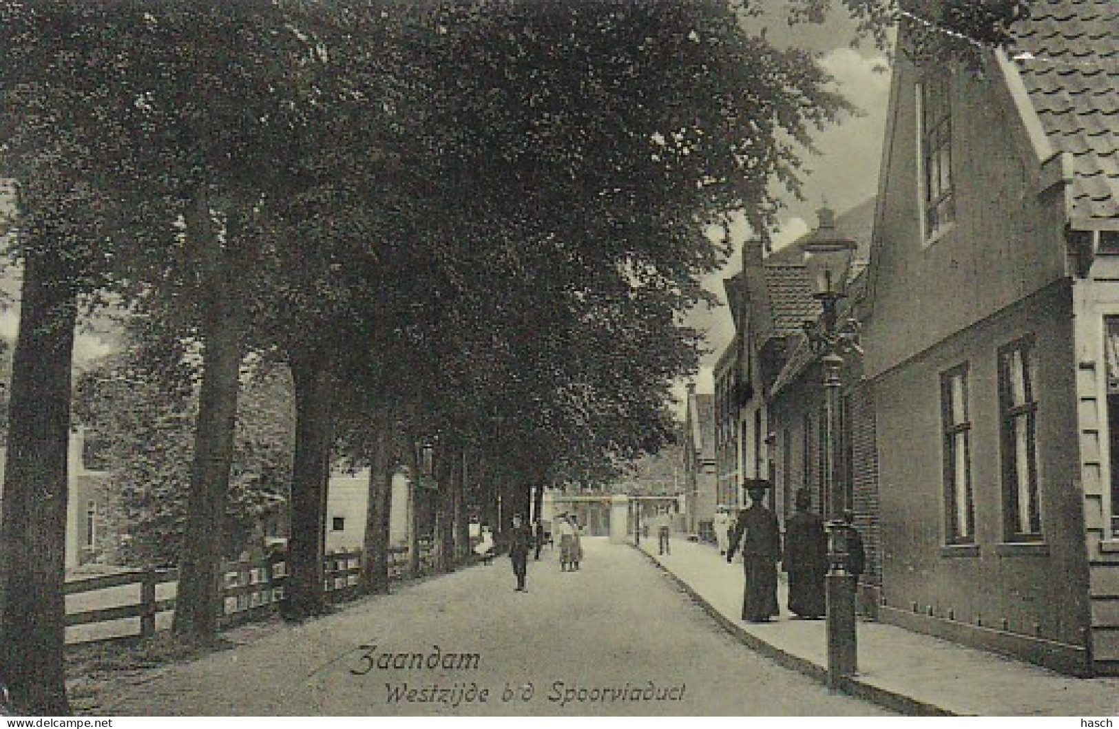 2606144Zaandam, Westzijde B. D. Spoorviaduct. (rechtsboven Een Vouw) - Zaandam