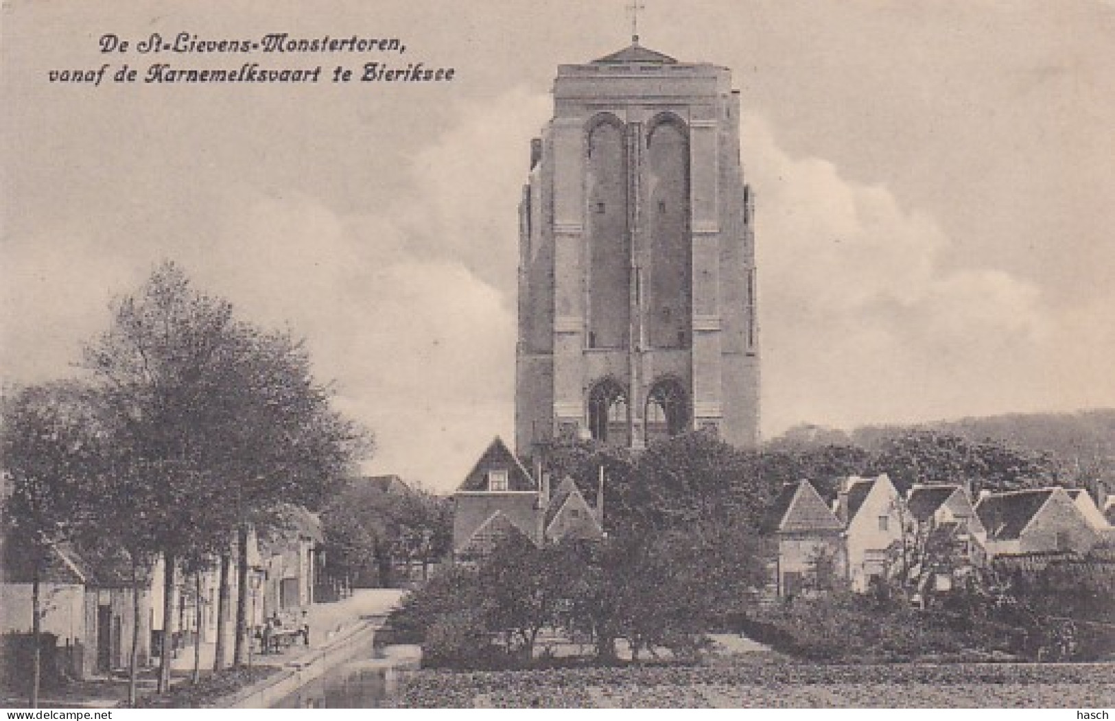 2606263Zierikzee, De St. Lievens Monstertoren Vanaf De Karnemelksvaart. (minuscule Vouwen In De Hoeken) - Zierikzee