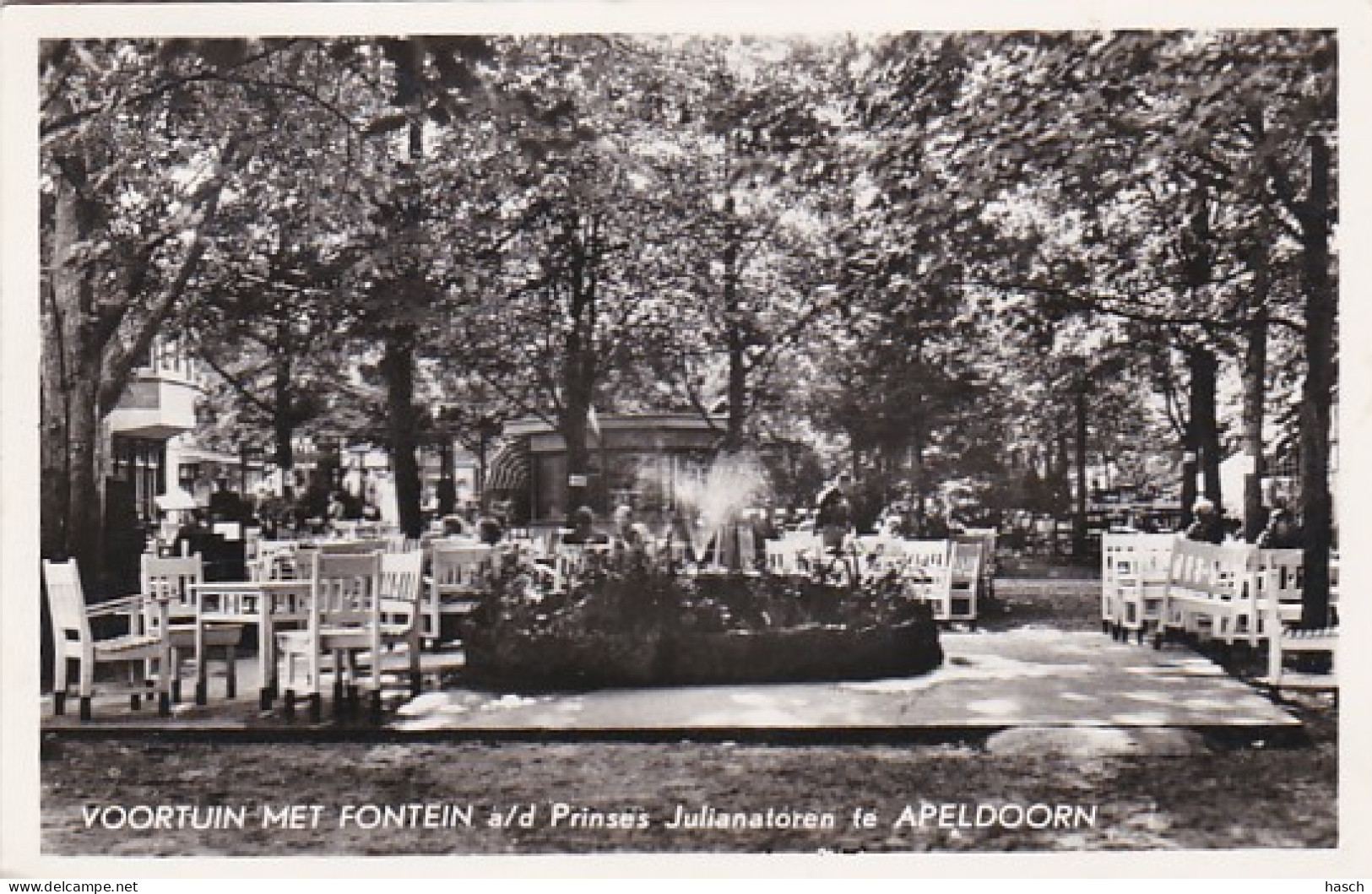 4770151 Apeldoorn, Prinses Julianatoren, Voortuin Met Fontein 1955,  - Apeldoorn