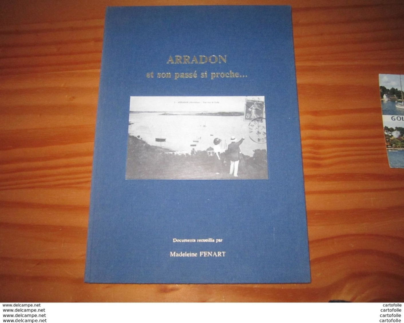 Livre Sur  Arradon Et Son Passé Si Proche De 1983 Et Une Carte Postale Multivues - Arradon