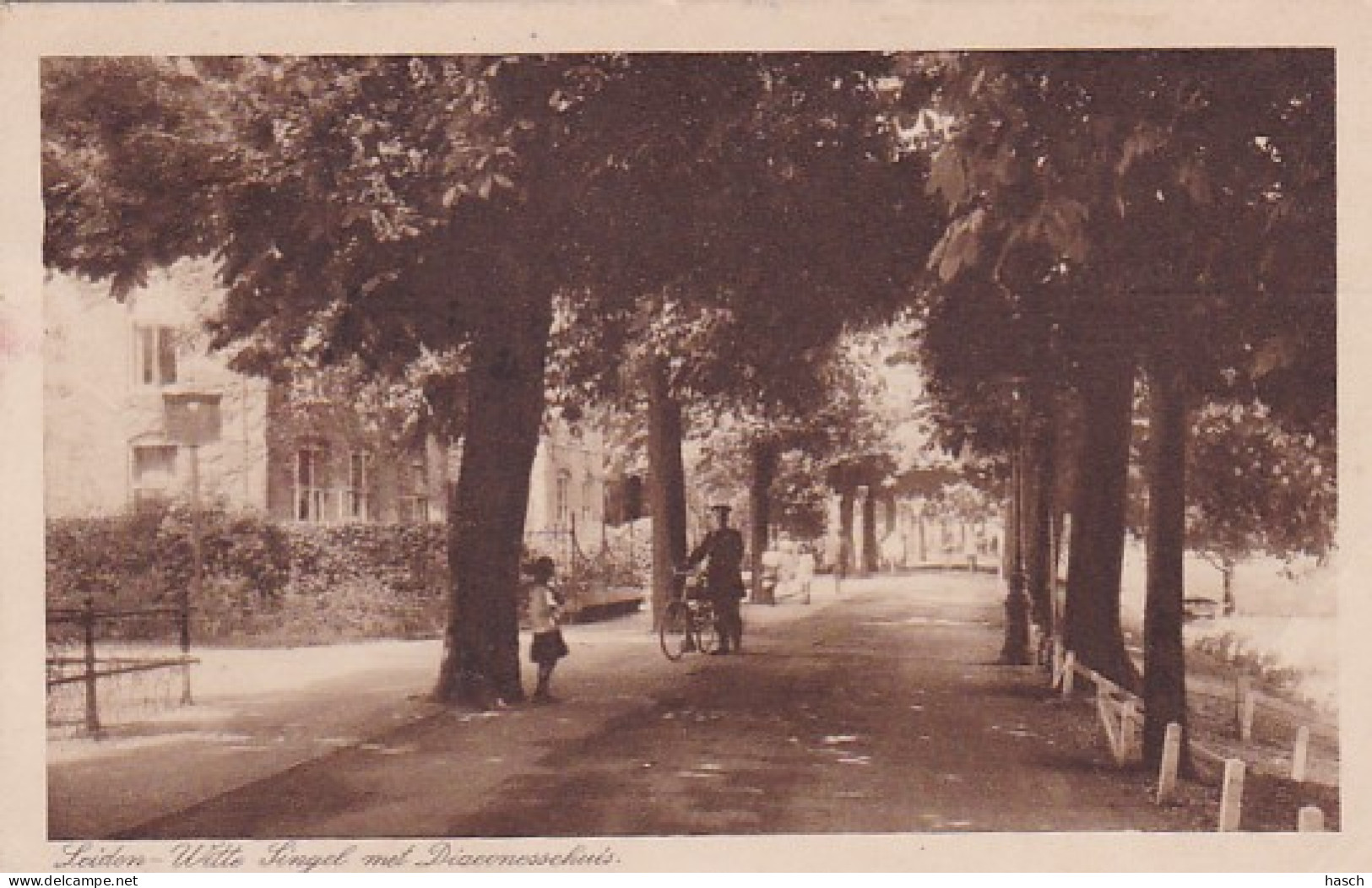 485112Leiden, Witte Singel Met Diaconessenhuis. 1923. (kleine Vouwen In De Hoeken) - Leiden