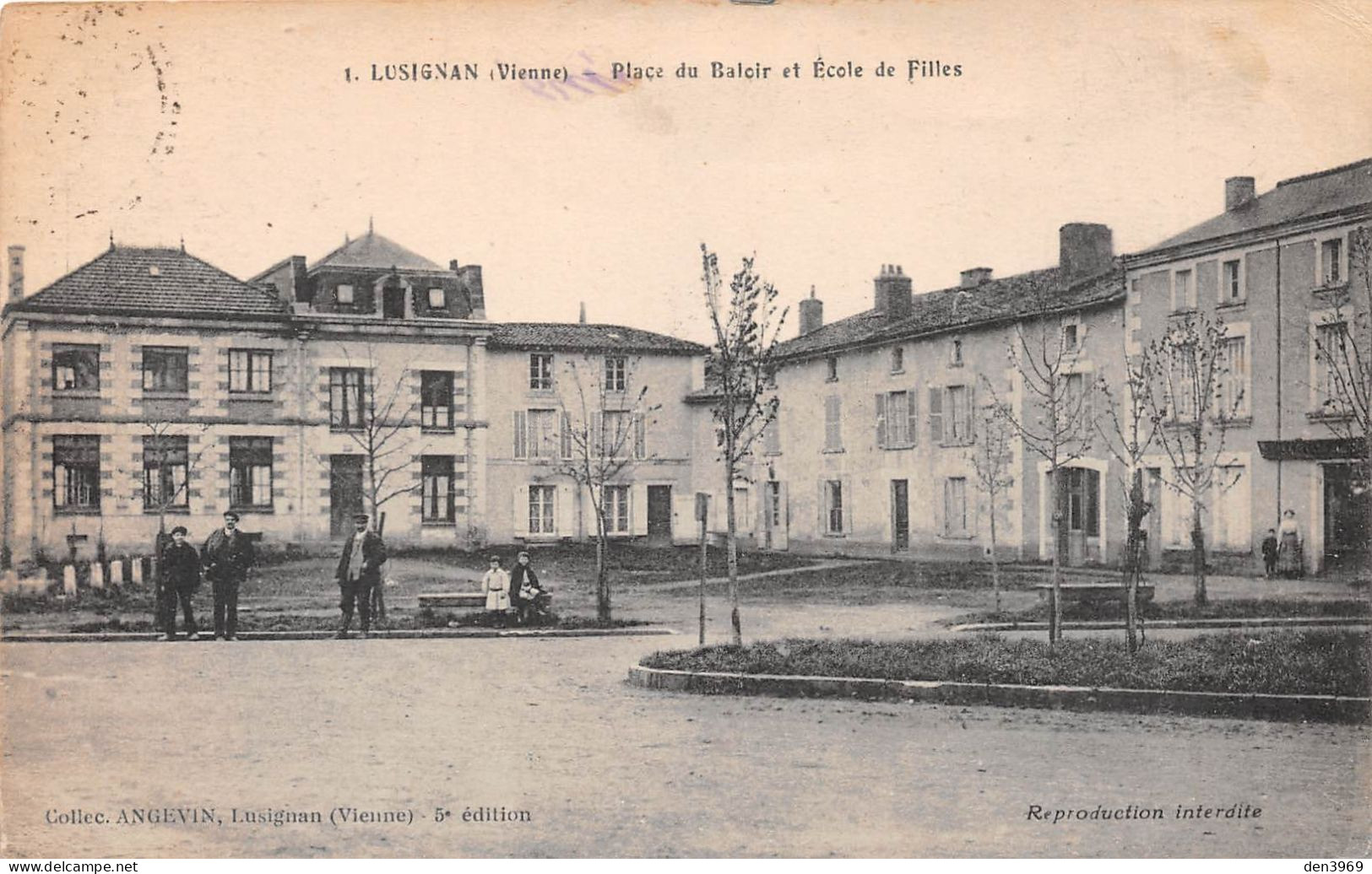 LUSIGNAN (Mayenne) - Place Du Baloir Et Ecole De Filles - Voyagé 1920 (2 Scans) Collomb, 59 Rue De La République Oullins - Lusignan