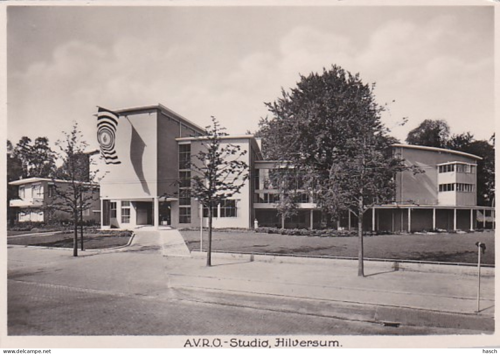 484984Hilversum, A.V.R.O. – Studio. (FOTOKAART)1938.(kleine Vouwen In De Hoeken) - Hilversum