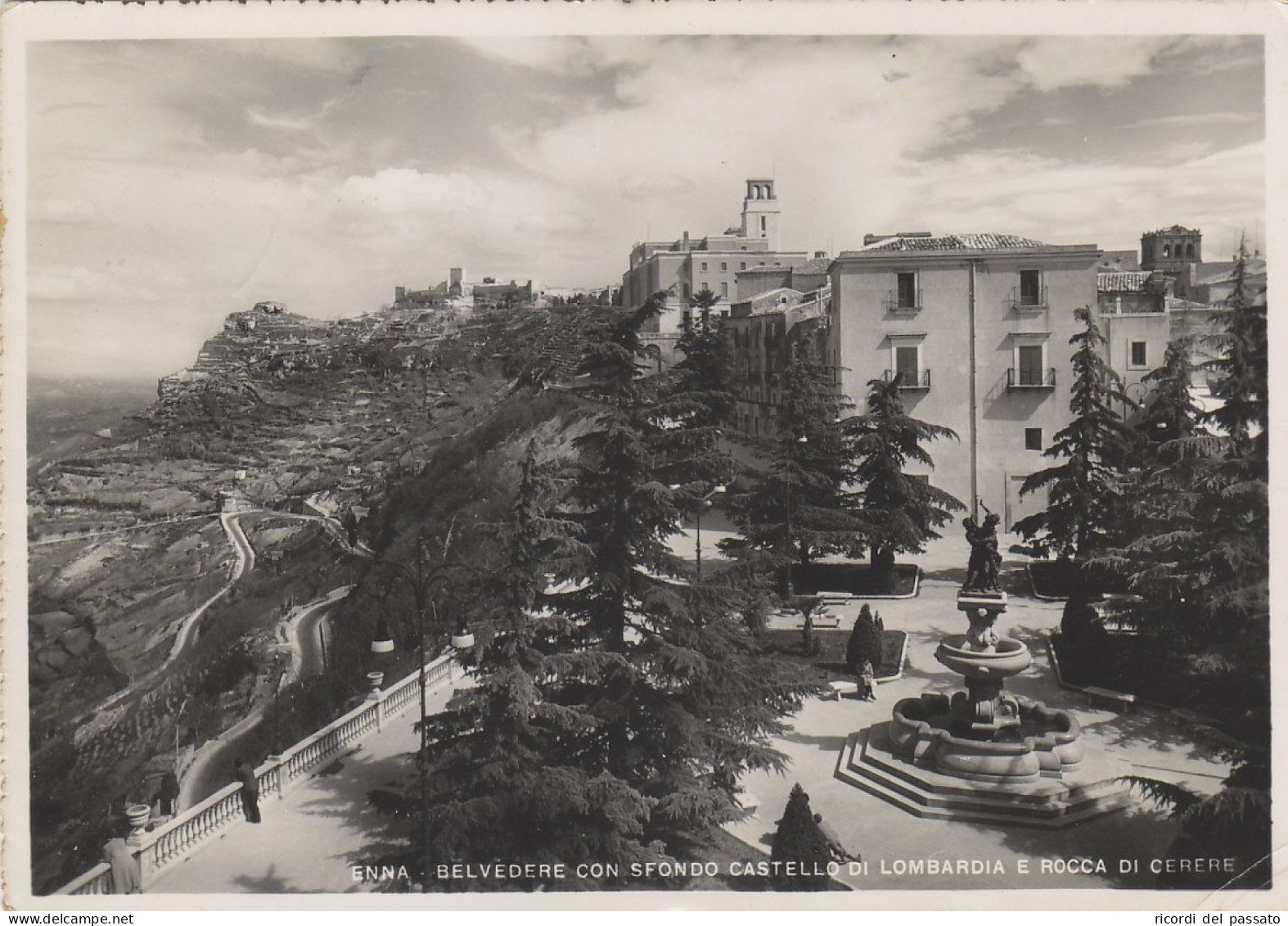 Cartolina Enna - Belvedere Con Sfondo Castello Di Lombardia E Rocca Di Cecere - Enna