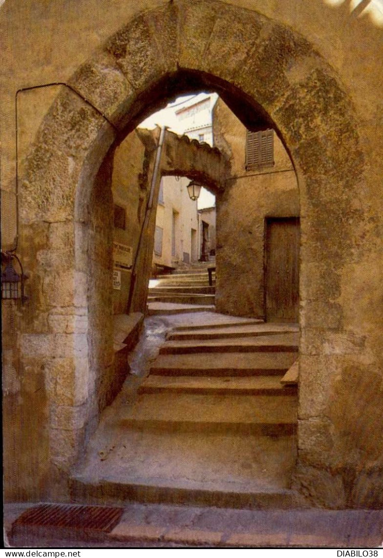 FAYENCE   ( VAR )  UNE RUELLE PITTORESQUE - Fayence