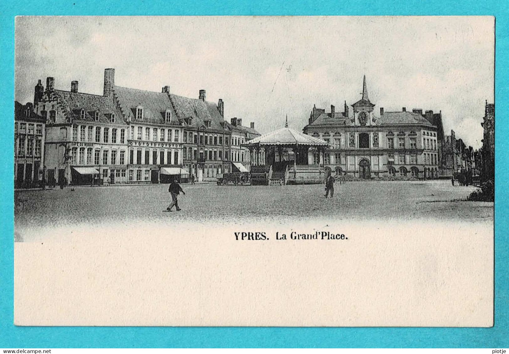 * Ieper - Ypres - Yper * La Grand'Place, Grote Markt, Market Place, Kiosk, Kiosque, Animée, Café Au Miroir - Ieper