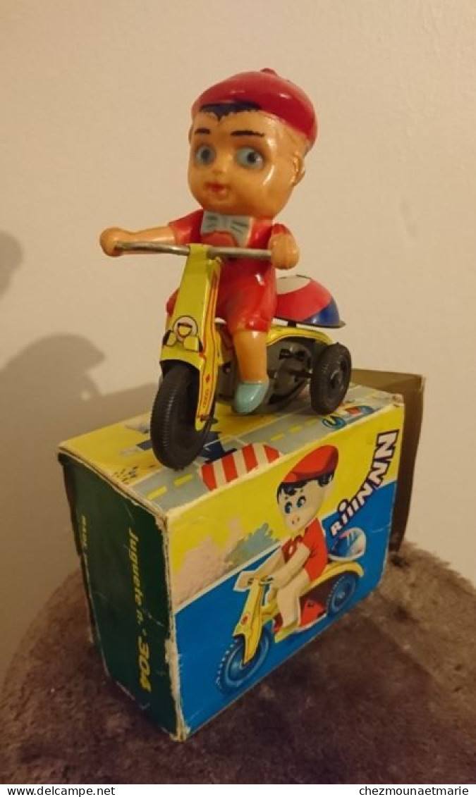 ENFANT SUR MOTO EN TOLE AVEC SA CLE 1965 ESPAGNE AVEC BOITE JOUET N°304 VERCOF - Antikspielzeug
