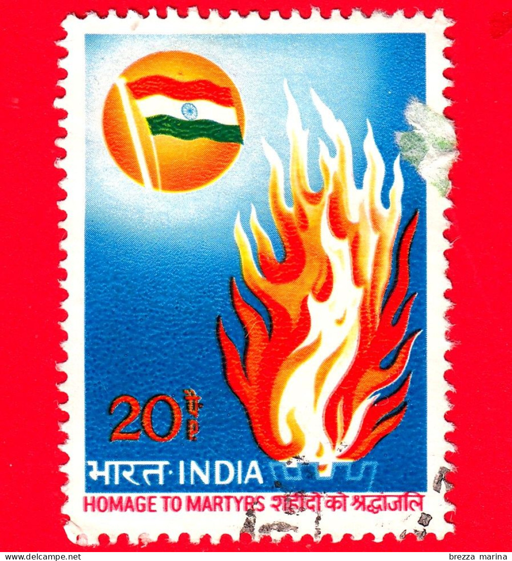 INDIA - Usato - 1973 - Omaggio Ai Martiri Dell'Indipendenza - Bandiera Indiana E Fiamme - 20 - Gebraucht