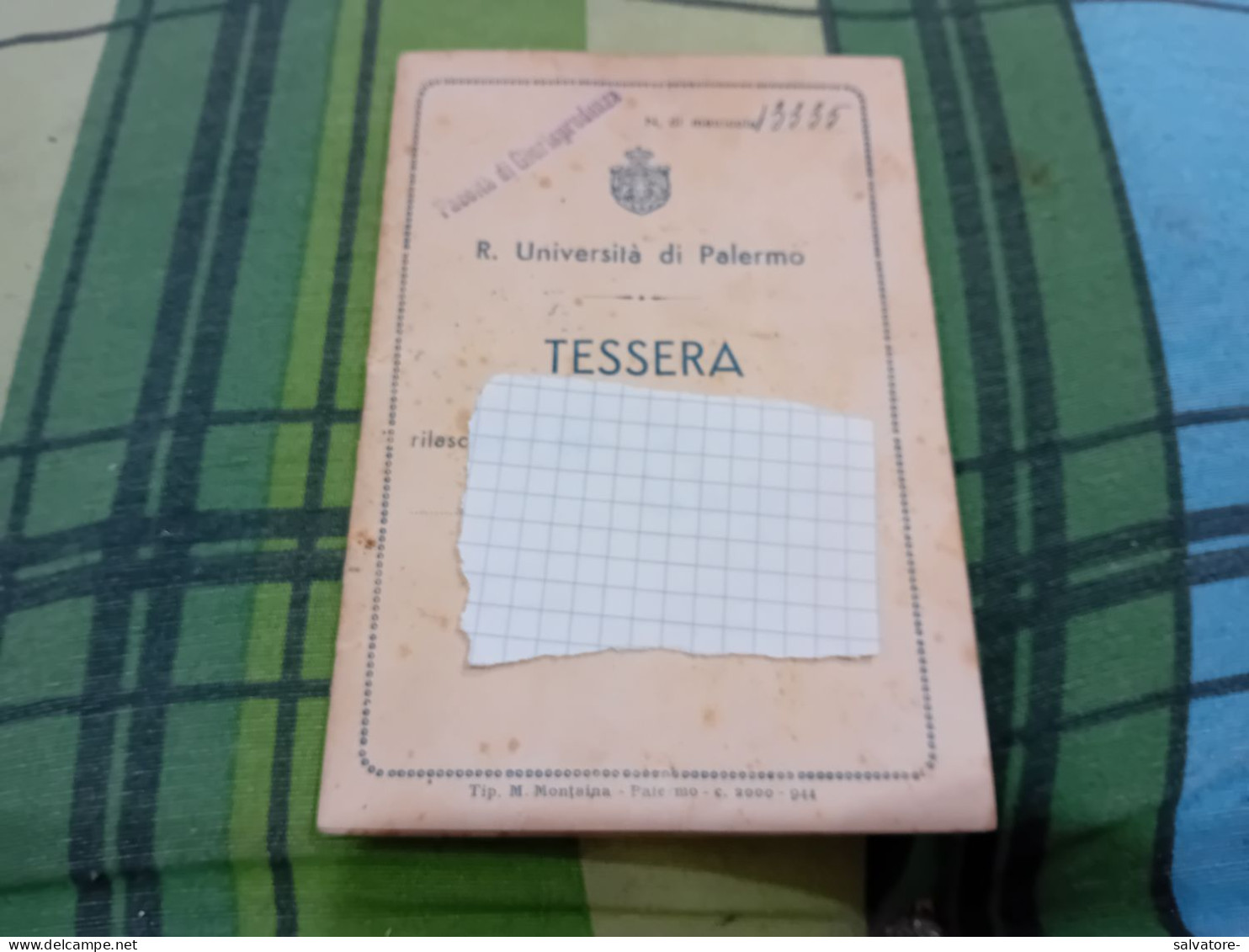 TESSERA REGIA UNIVERSITARIA 1945 CON 5 MARCHE 1,50 LIRE + FRANCOBOLLO 50 CENTESIMI SOPRASTAMPATO P.M.- 1945 - Fiscales