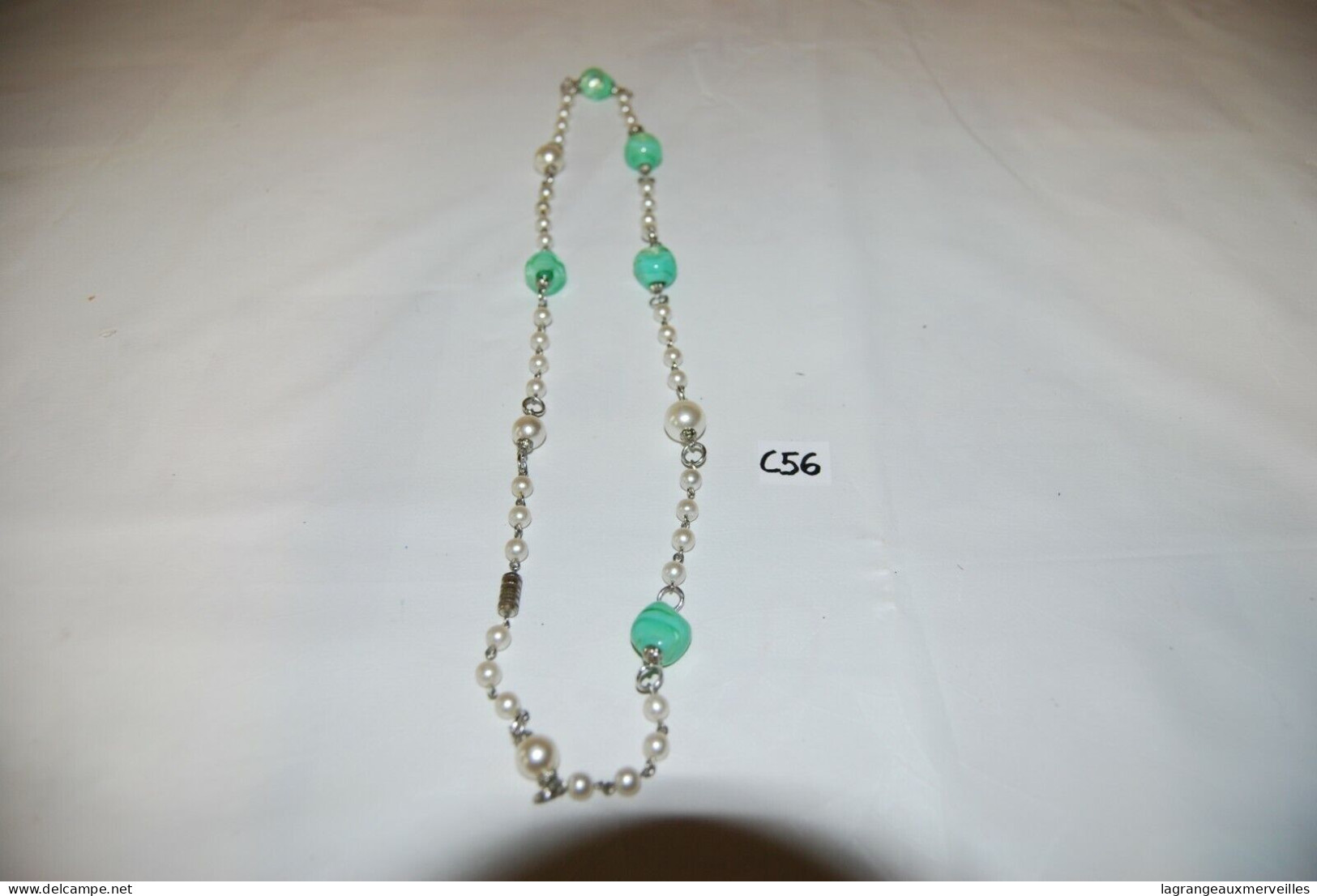 C56 Magnifique Collier De Perles Blanches Et Pierre Verte - Halsketten