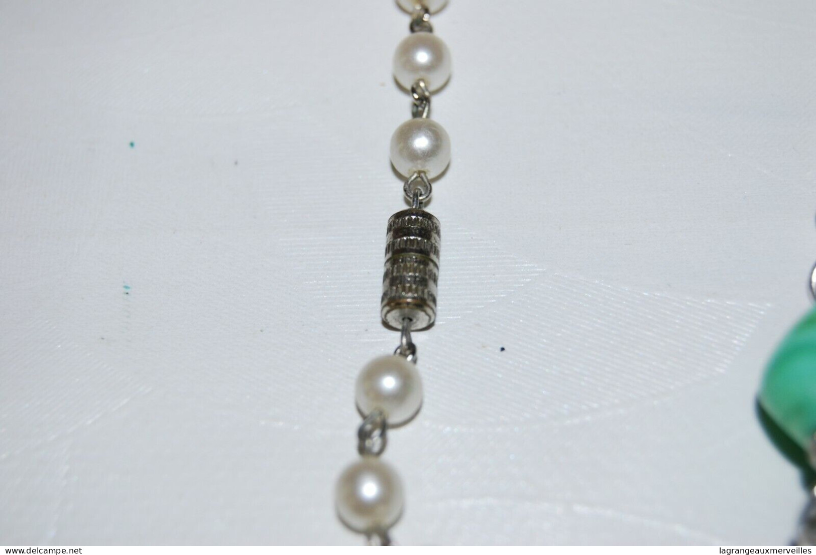 C56 Magnifique Collier De Perles Blanches Et Pierre Verte - Necklaces/Chains