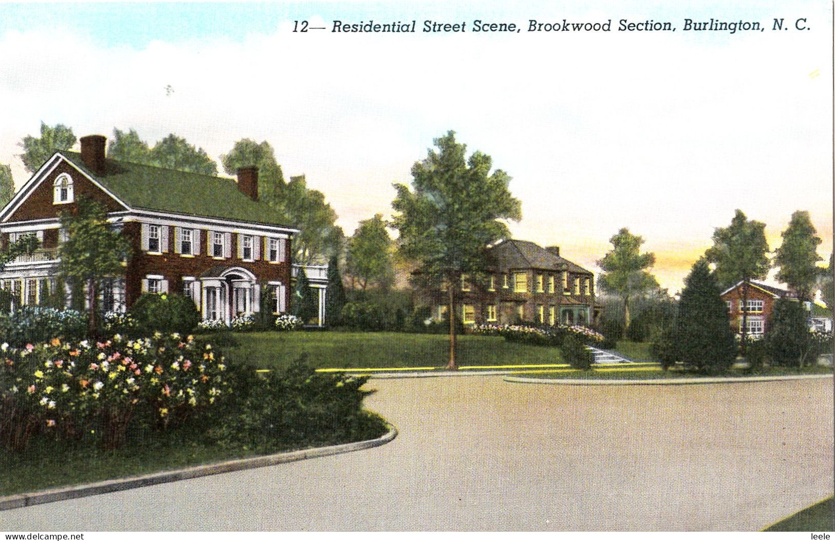 BW99. Vintage US Postcard.  Residential Street Scene. Brookwood, Burlington. N.C. - Autres & Non Classés