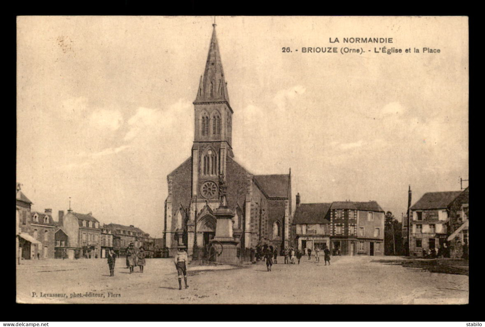 61 - BRIOUZE - L'EGLISE ET LA PLACE - Briouze