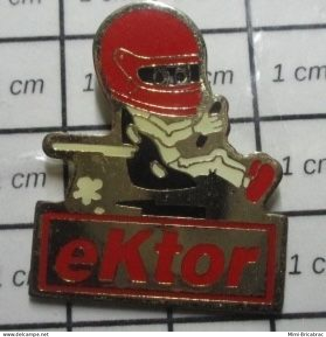 713M Pin's Pins / Beau Et Rare / SPORTS / PILOTE AUTOMOBILE AVEC CASQUE INTEGRAL EKTOR - Car Racing - F1