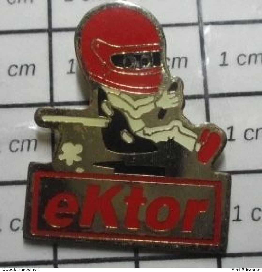 713M Pin's Pins / Beau Et Rare / SPORTS / PILOTE AUTOMOBILE AVEC CASQUE INTEGRAL EKTOR - Automobile - F1