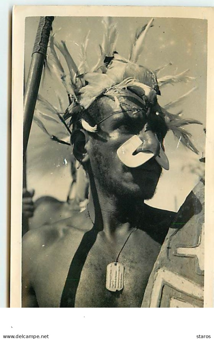 PAPOUASIE-NOUVELLE-GUINEE - Portrait D'un Homme, Portant Une Plaque D'identification - Papouasie-Nouvelle-Guinée
