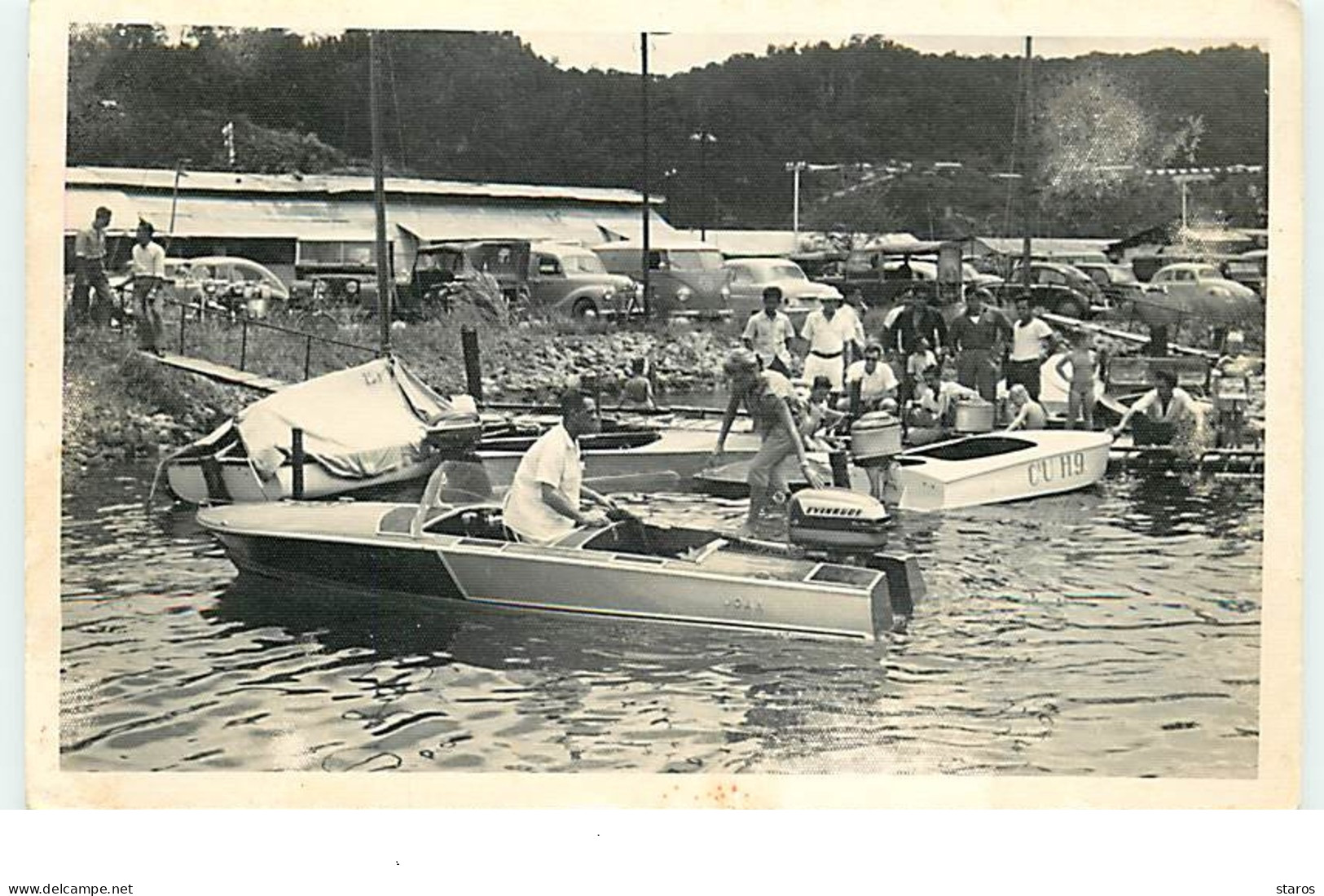 PAPOUASIE-NOUVELLE-GUINEE - Hommes Dans Des Barques à Moteurs - Jacht Club - Papouasie-Nouvelle-Guinée