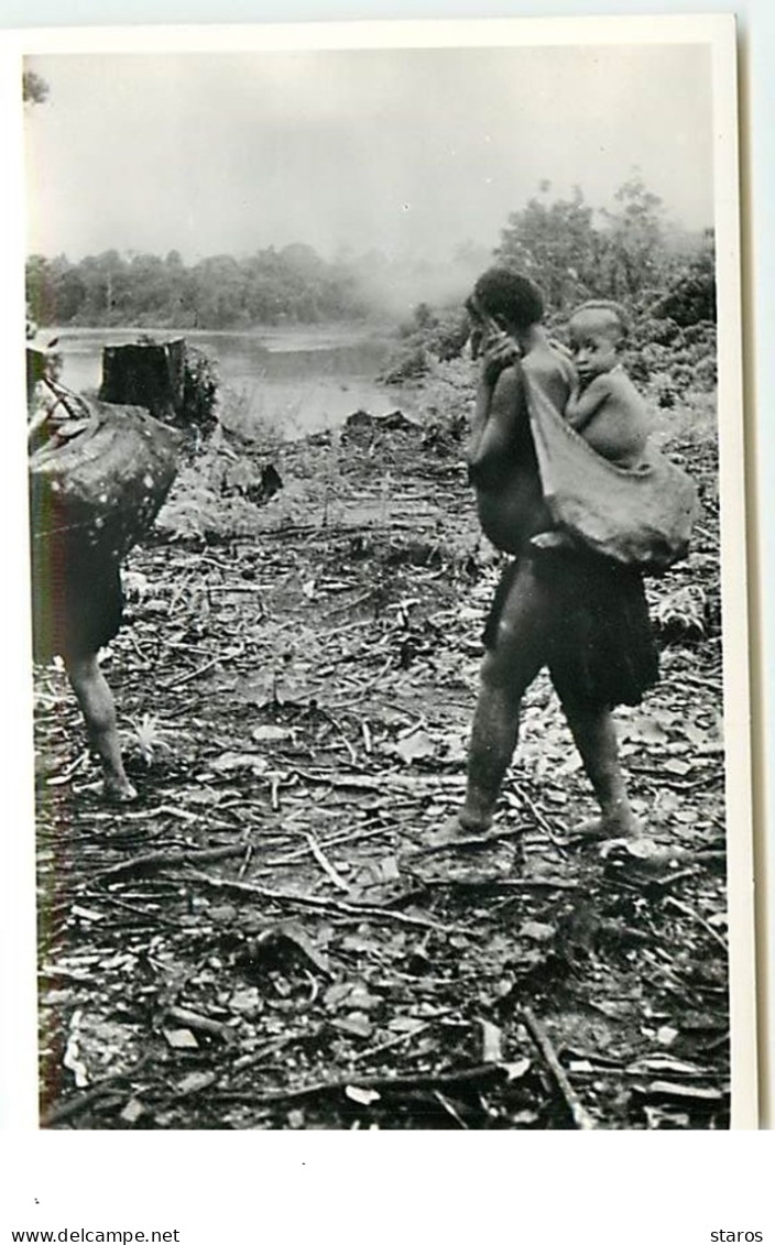 Papouasie-Nouvelle-Guinée - Femmes Qui Viennent De La Jungle Avec Leurs Enfants - Papouasie-Nouvelle-Guinée