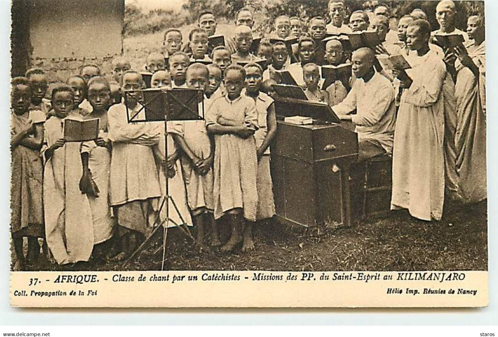 Tanzanie - Classe De Chant Par Un Catéchistes - Missions Des PP Du Saint-Esprit Au KILIMANJARO - Tanzanie