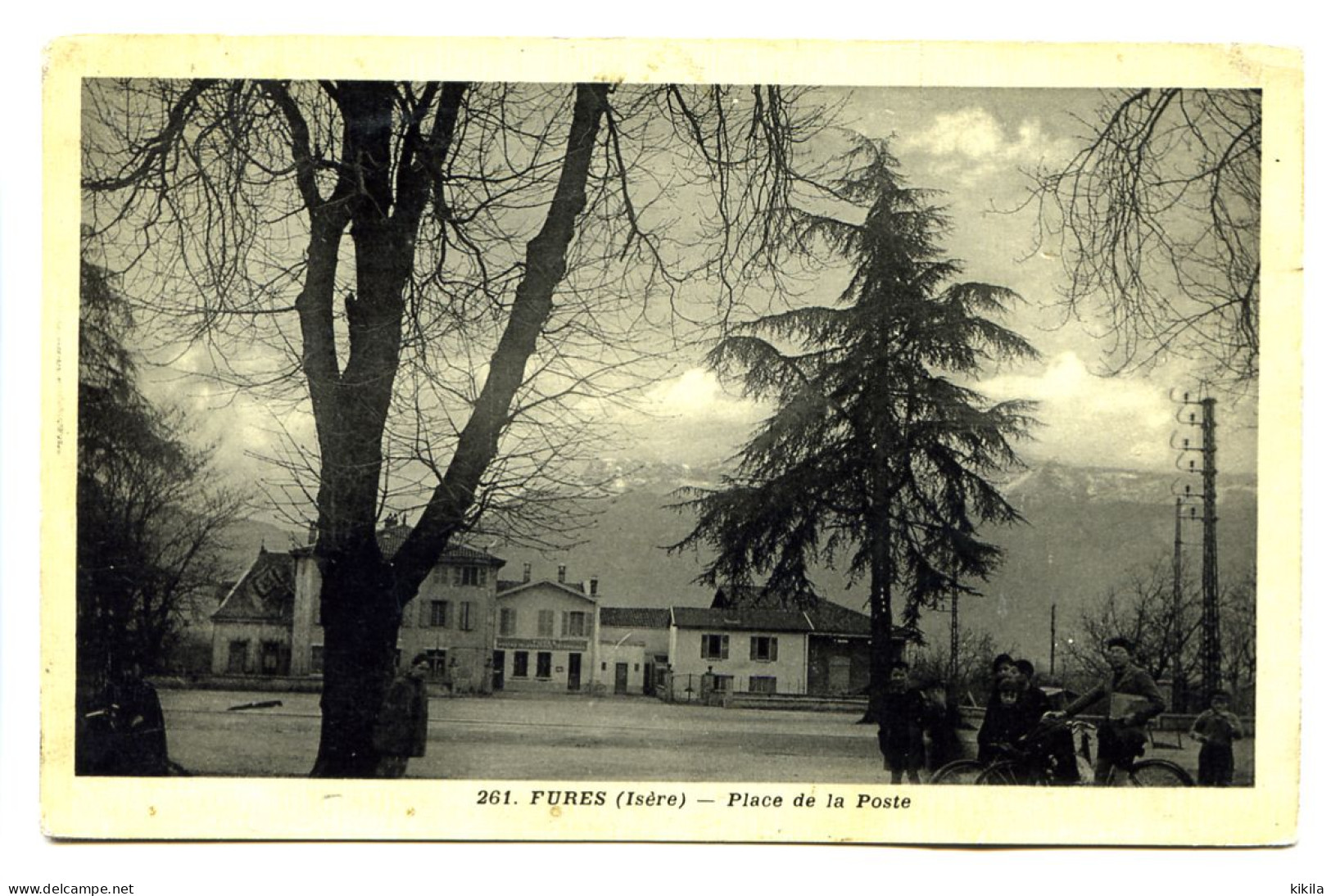 CPA  9 X 14  Isère  FURES Place De La Poste  Au Fond Les Bureaux De Postes Telegraphes Telephone Au Premier Plan Enfants - Tullins