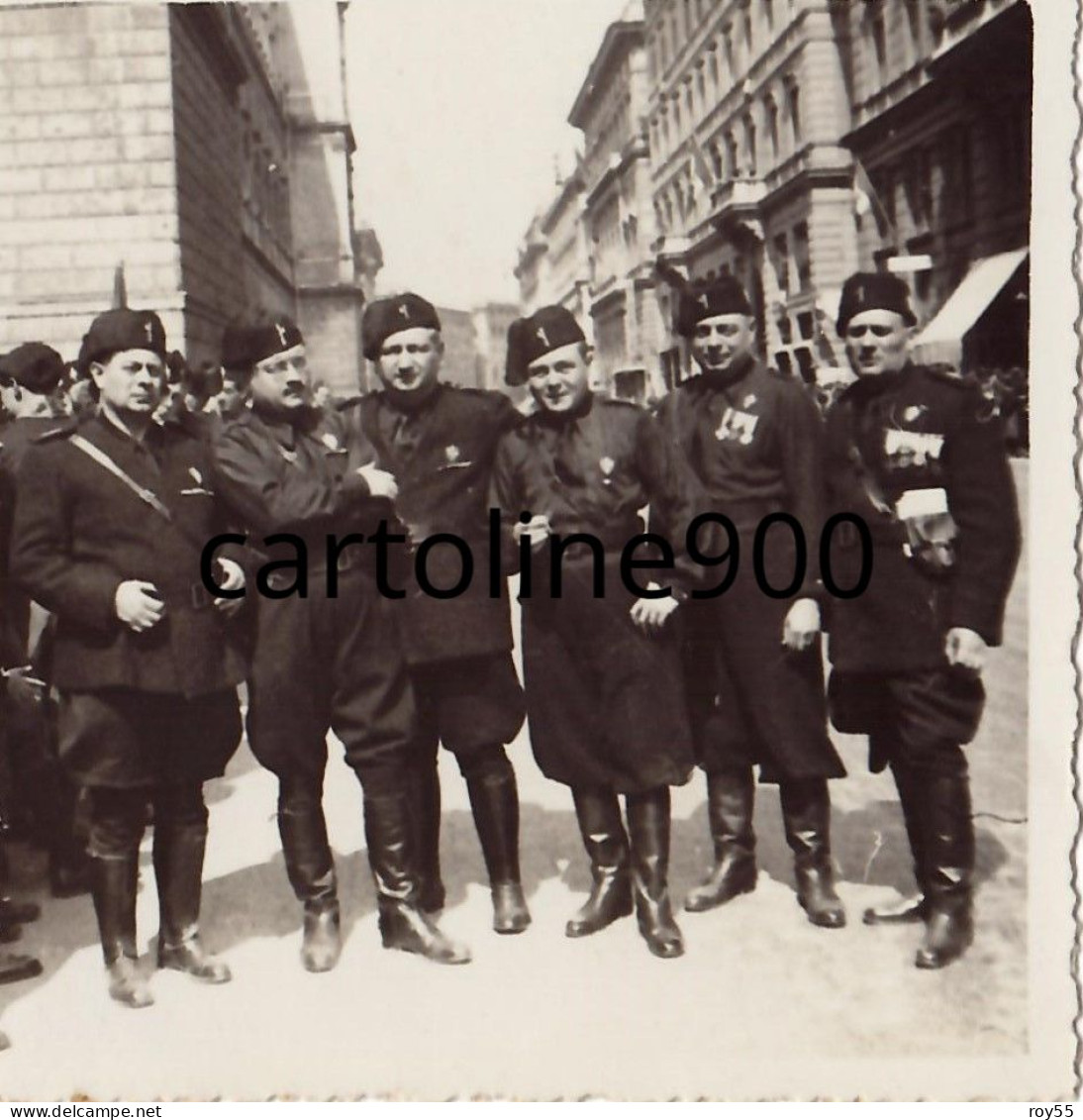 Foto D'epoca Del Ventennio Con Gruppo Di Gerarchi Fasciti Vestiti Di Nero Con Fez (cm.8.30 X Cm.8.30 ) - Patriotiques