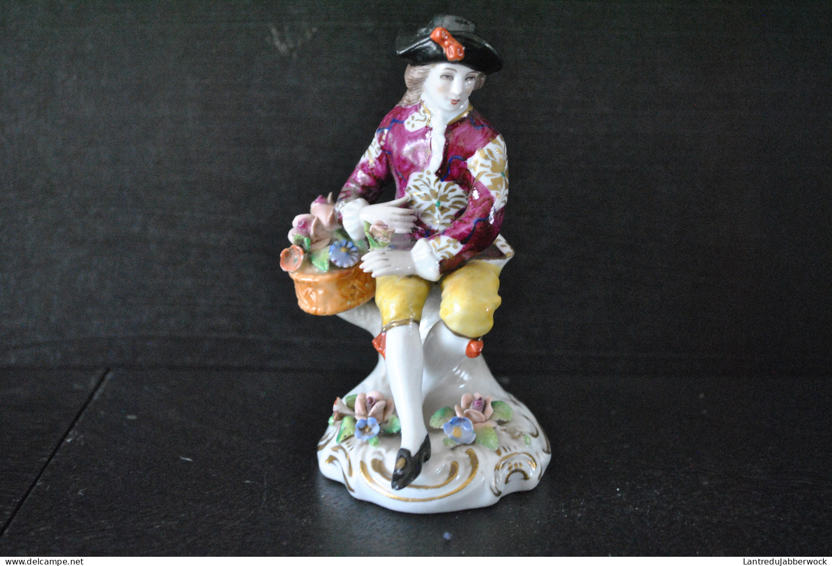 STATUETTE DE GENTILHOMME EN HABITS XVIIIe EN PORCELAINE POLYCHROME DE SITZENDORF ALLEMAGNEM Marque S Couronne MANQUE - Autres & Non Classés