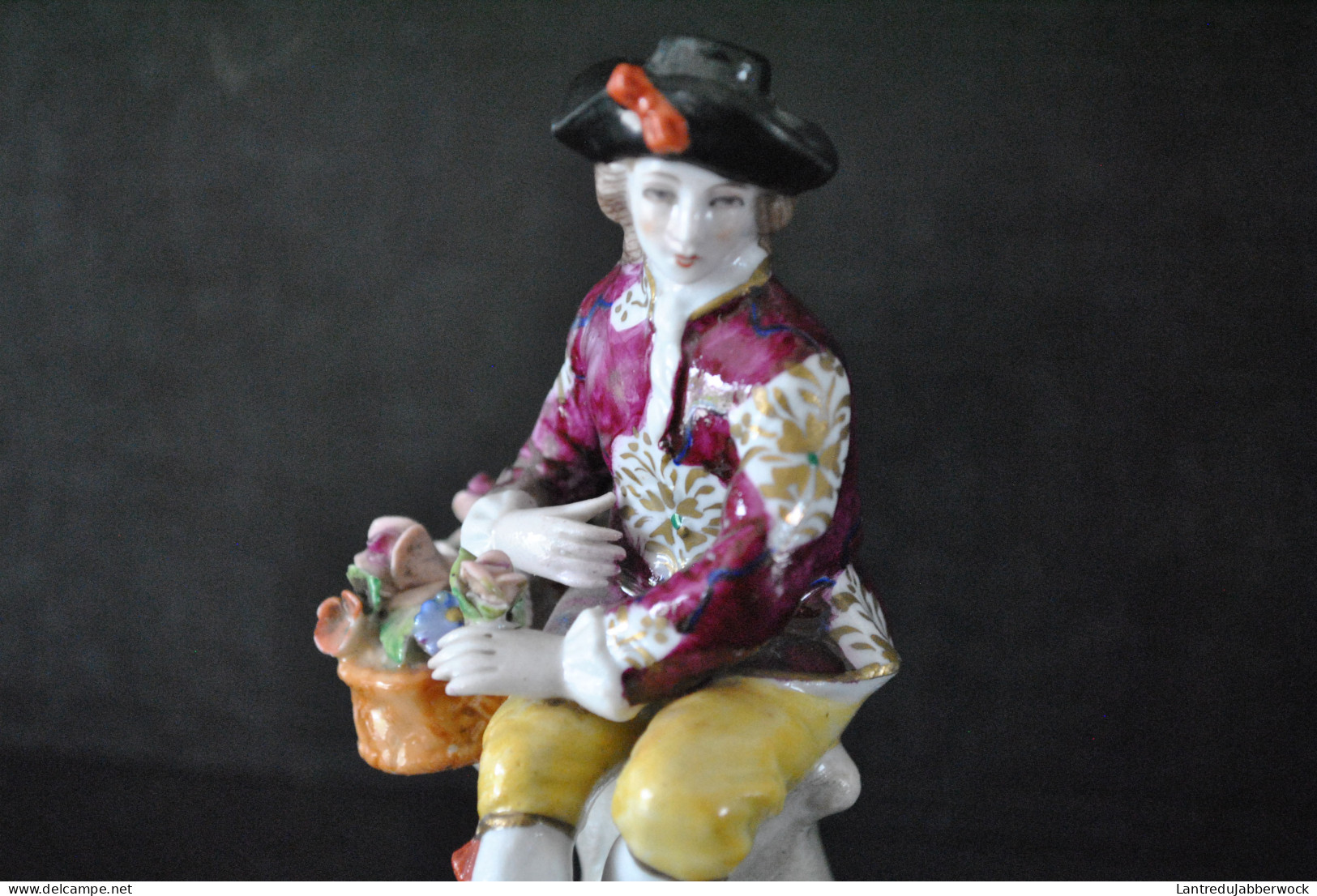 STATUETTE DE GENTILHOMME EN HABITS XVIIIe EN PORCELAINE POLYCHROME DE SITZENDORF ALLEMAGNEM Marque S couronne MANQUE