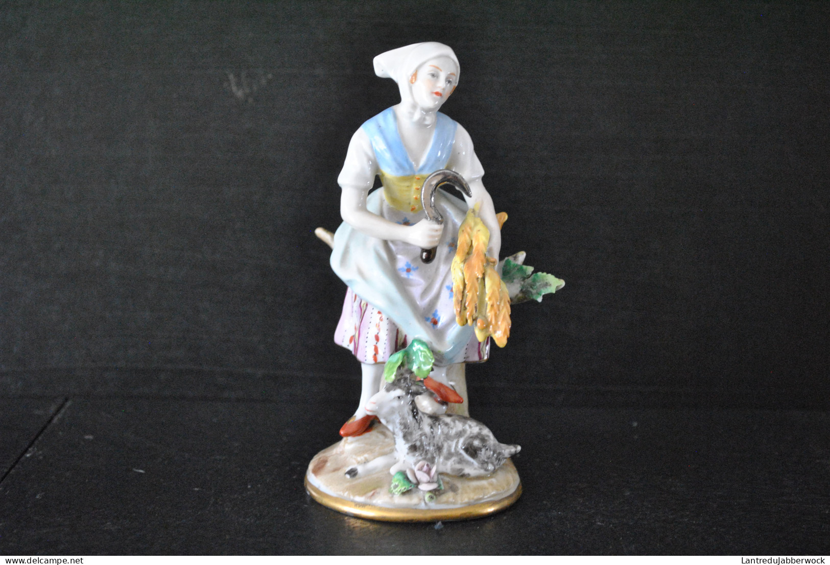 STATUETTE DE PAYSANNE A LA CHEVRE ET SERPE EN PORCELAINE POLYCHROME DE SITZENDORF ALLEMAGNE Marque S Couronne - Autres & Non Classés