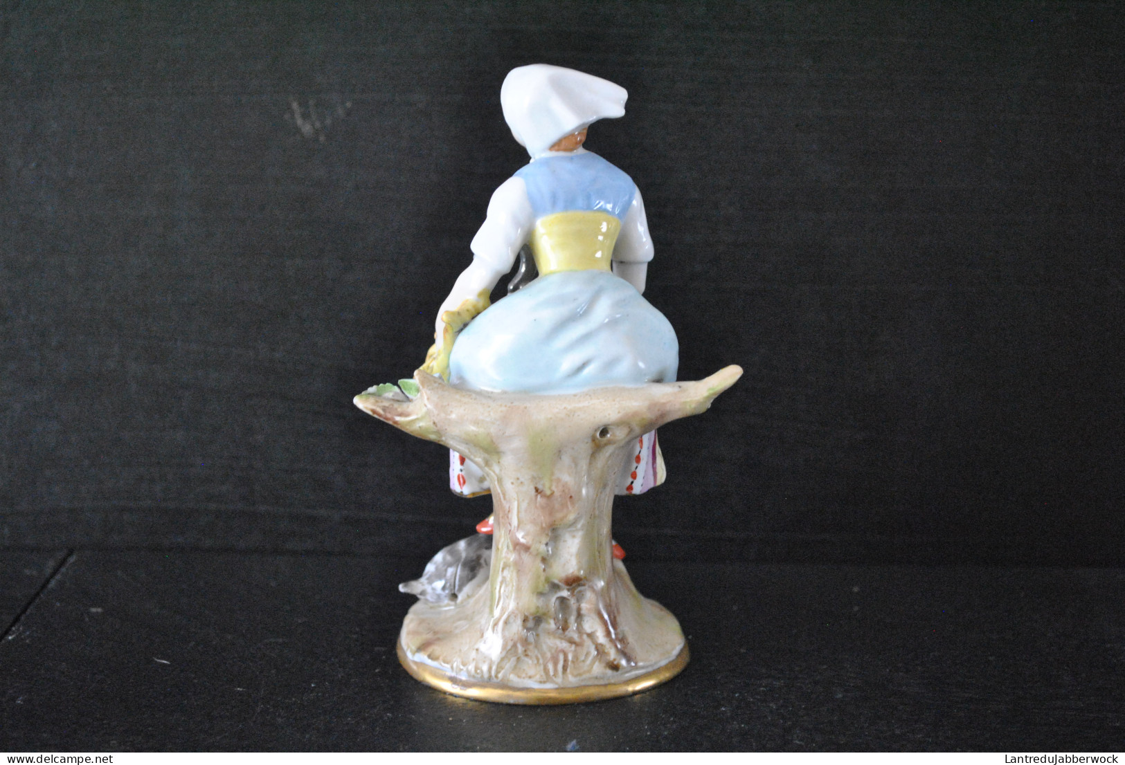 STATUETTE DE PAYSANNE A LA CHEVRE ET SERPE EN PORCELAINE POLYCHROME DE SITZENDORF ALLEMAGNE Marque S Couronne - Autres & Non Classés