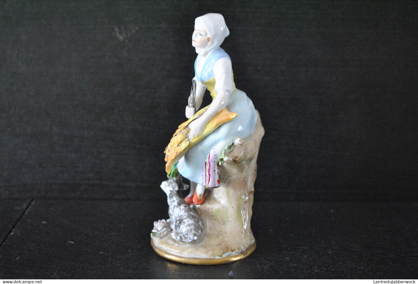 STATUETTE DE PAYSANNE A LA CHEVRE ET SERPE EN PORCELAINE POLYCHROME DE SITZENDORF ALLEMAGNE Marque S Couronne - Autres & Non Classés