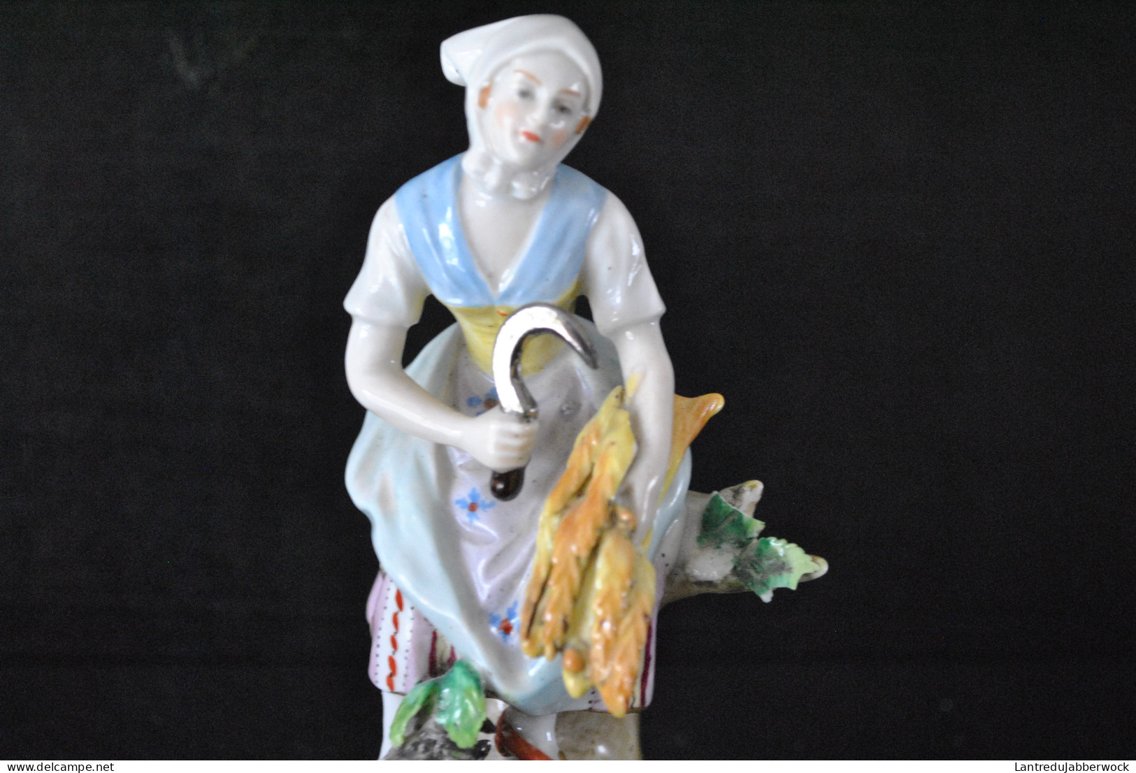 STATUETTE DE PAYSANNE A LA CHEVRE ET SERPE EN PORCELAINE POLYCHROME DE SITZENDORF ALLEMAGNE Marque S couronne