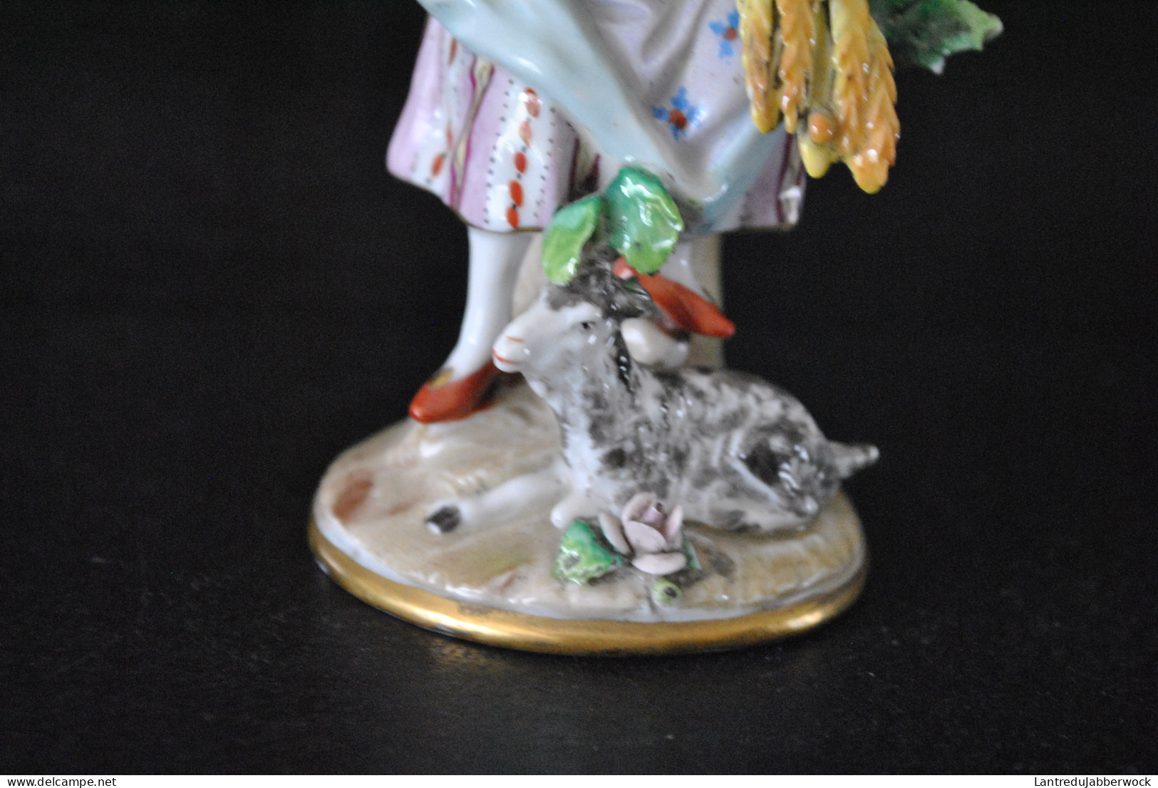 STATUETTE DE PAYSANNE A LA CHEVRE ET SERPE EN PORCELAINE POLYCHROME DE SITZENDORF ALLEMAGNE Marque S couronne