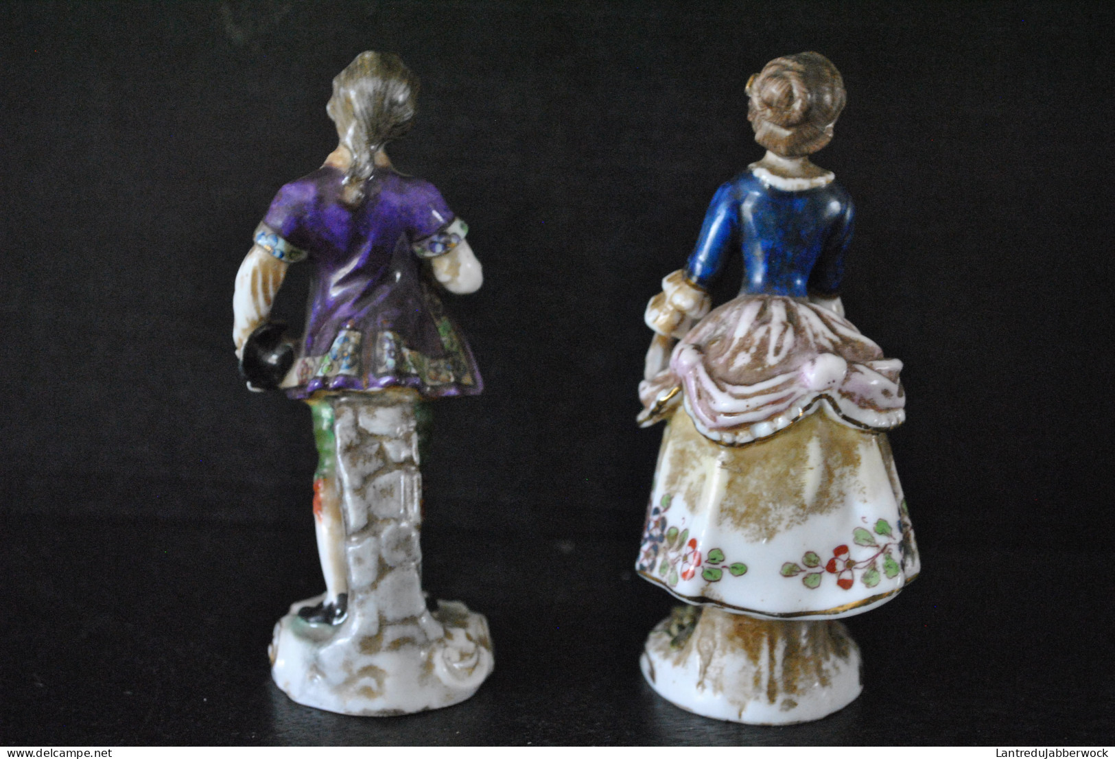 PAIRE De STATUETTES COUPLE DE BOURGEOIS EN HABITS XVIIIe EN PORCELAINE POLYCHROME DE CAPODIMONTE 2 Marques Différentes - Capodimonte (ITA)