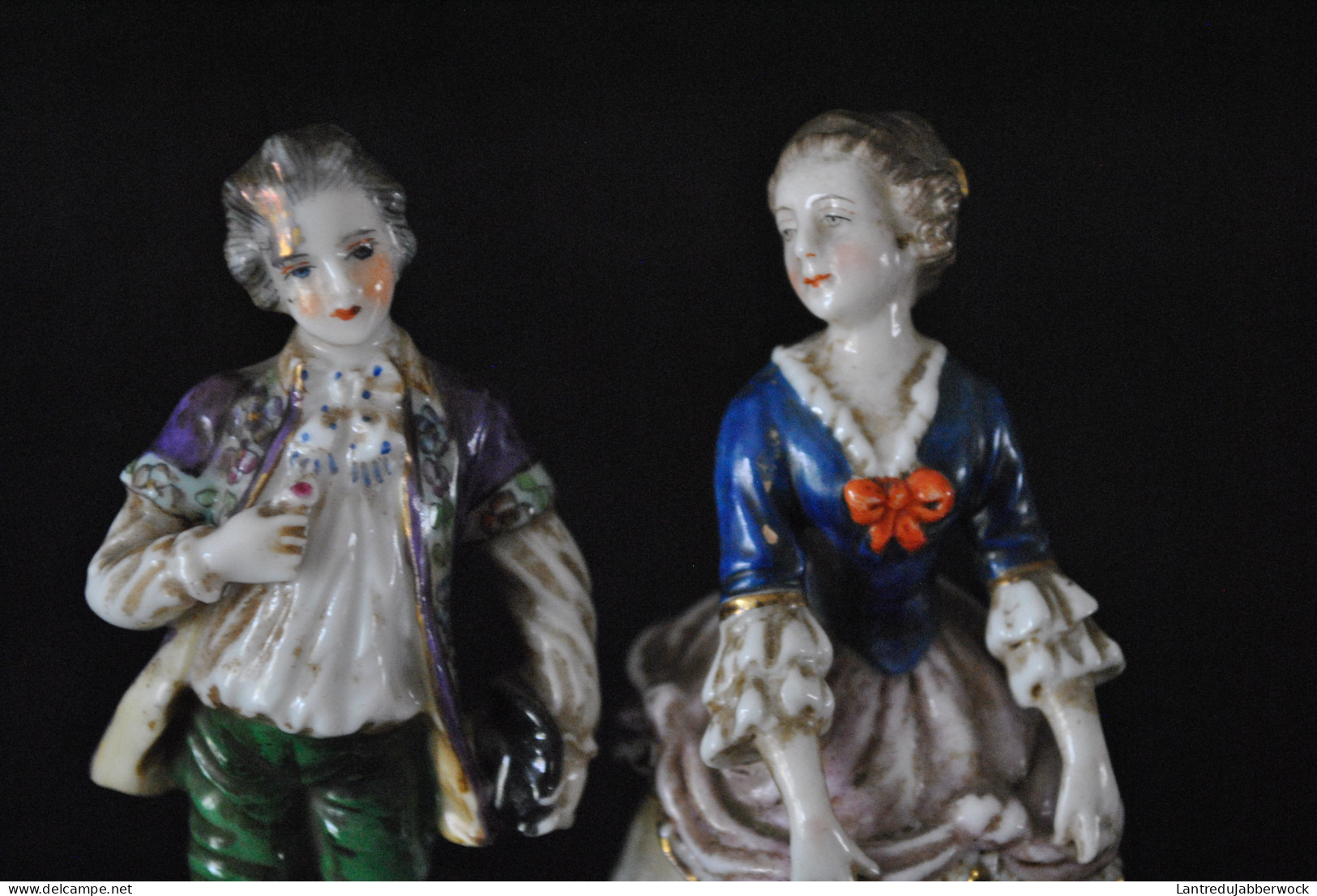 PAIRE de STATUETTES COUPLE DE BOURGEOIS EN HABITS XVIIIe EN PORCELAINE POLYCHROME DE CAPODIMONTE 2 Marques différentes