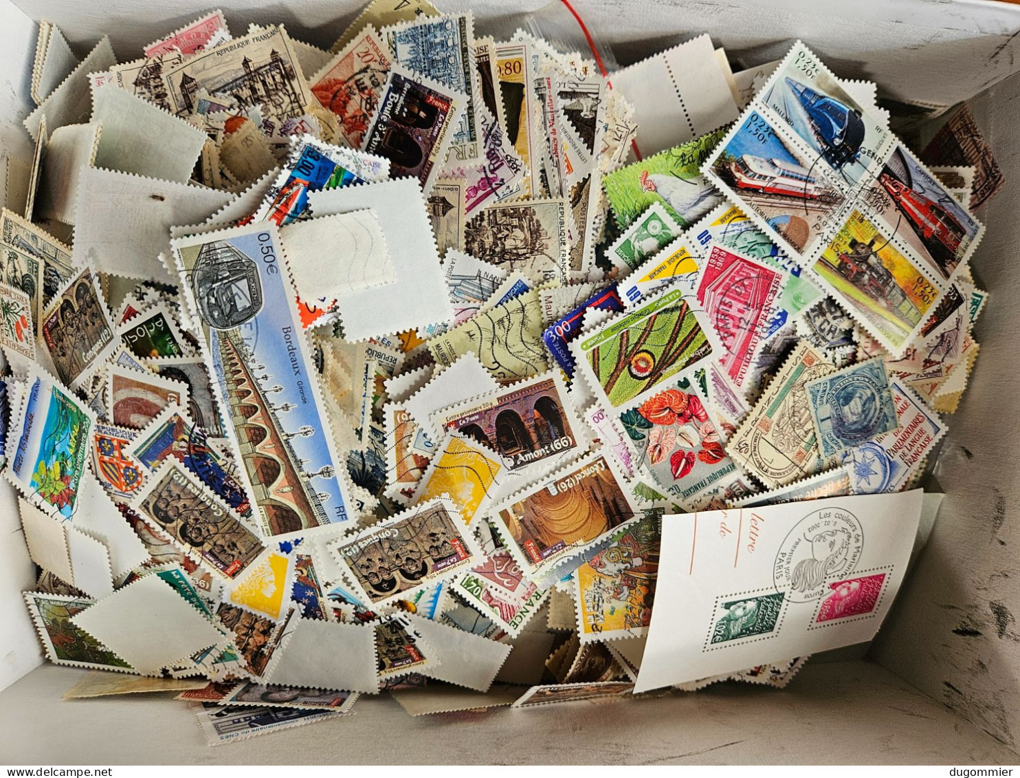 Vrac Du Monde Entier Dans Une Boîte De 1,2kg - Lots & Kiloware (mixtures) - Min. 1000 Stamps