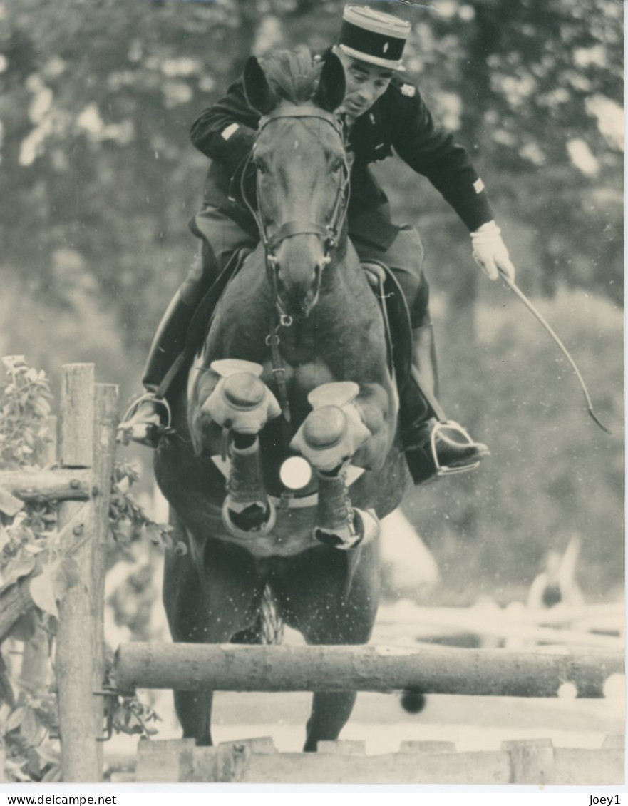 Photo Originale Gendarme équestre En Competition, Années 60,format 21/26 - Sports