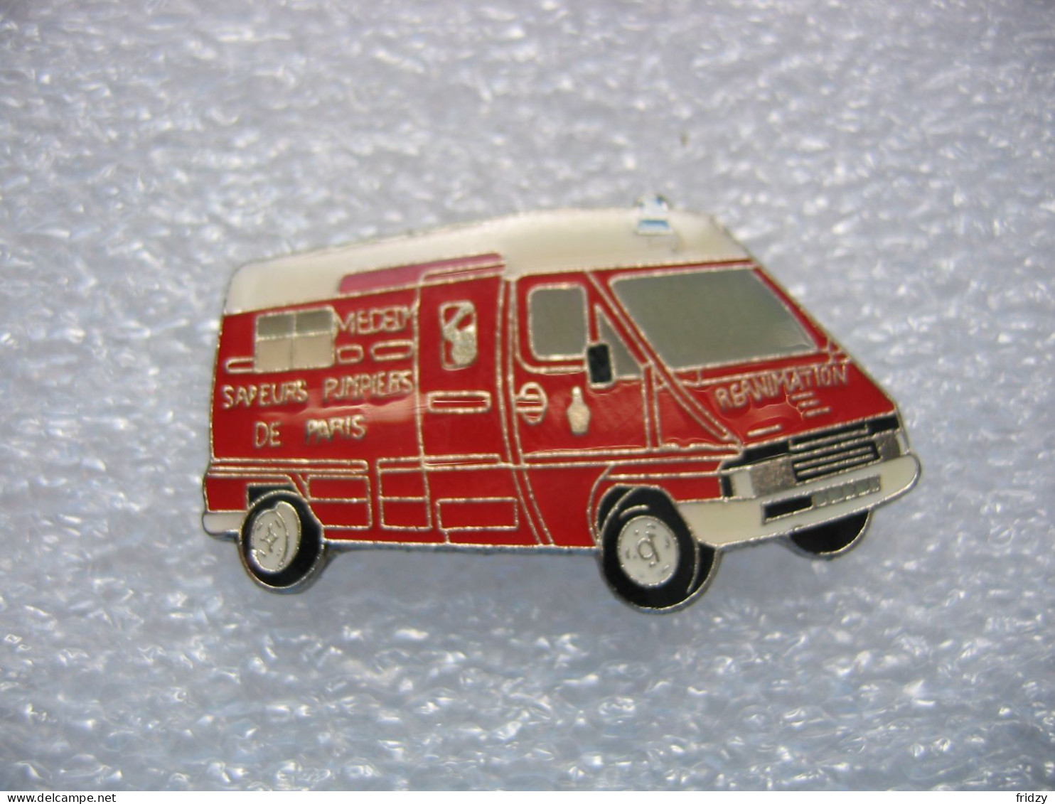 Pin's D'un Renault Master Des Médecins Des Sapeurs Pompiers De La Ville De PARIS. Réanimation - Bomberos