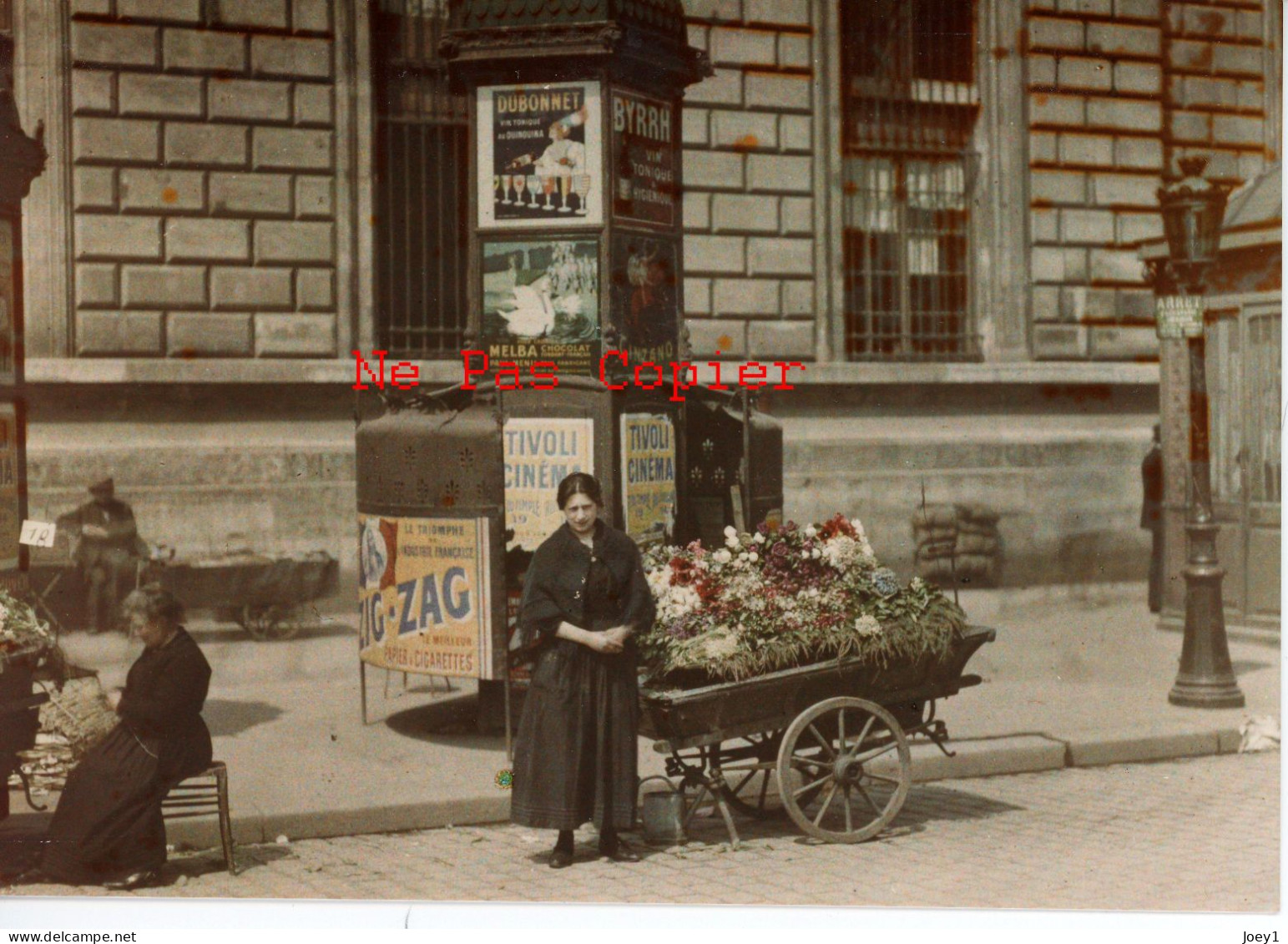 Photo Paris Collection Albert Kahn ,marchande De Fleurs Place De La République,couleur,tirage Kahn Années 60,introuvable - Alben & Sammlungen