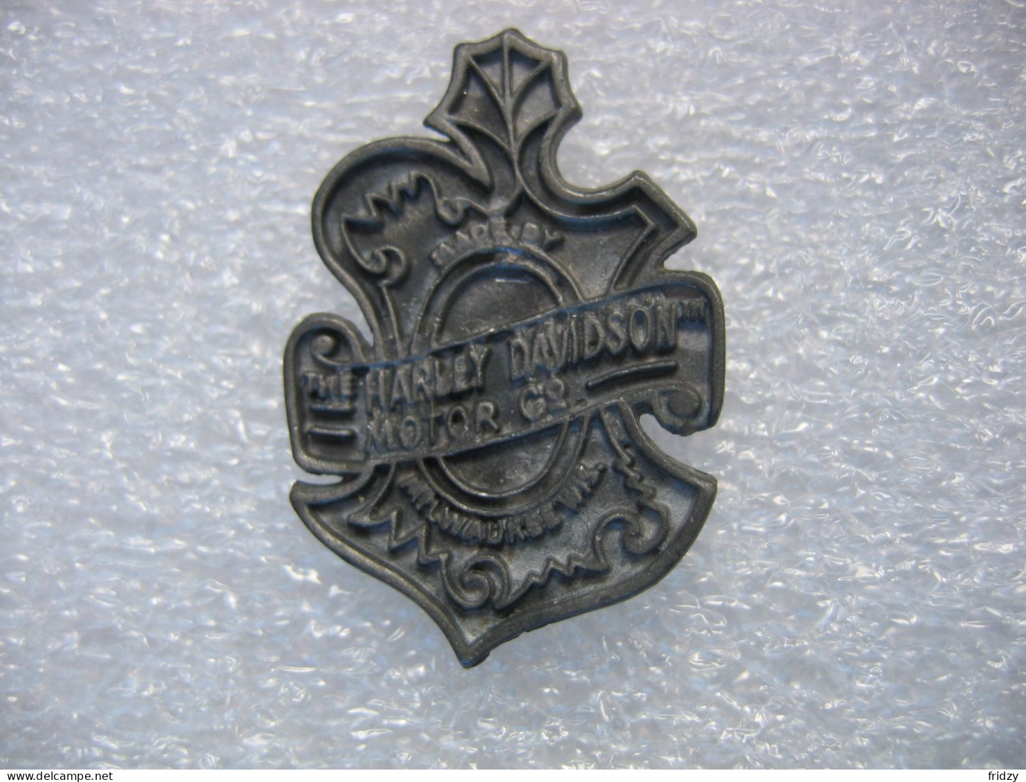 Pin's à 2 Attaches Et En étain. "The Harlay Davidson Motor And Cie". Made By Milwauree Wis - Motorräder
