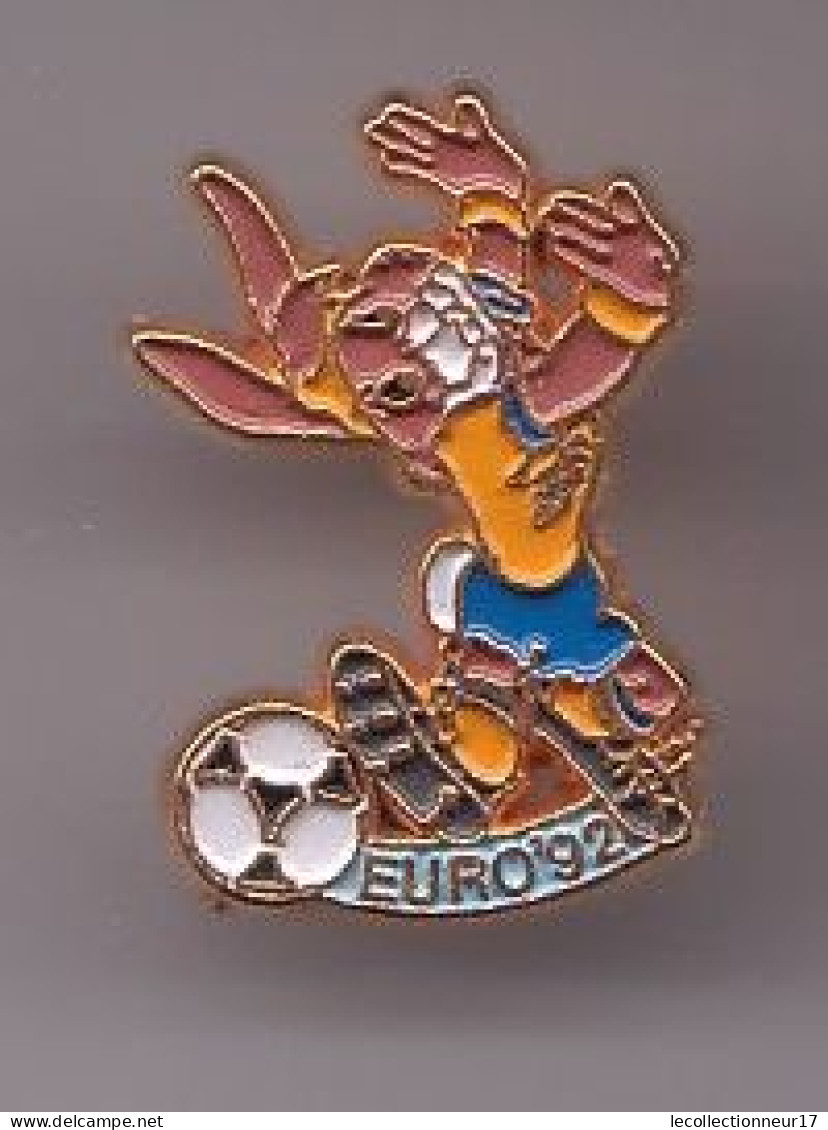 Pin's Euro 92 Mascotte Lapin Bernie Avec Ballon De Football Réf 913 - Football