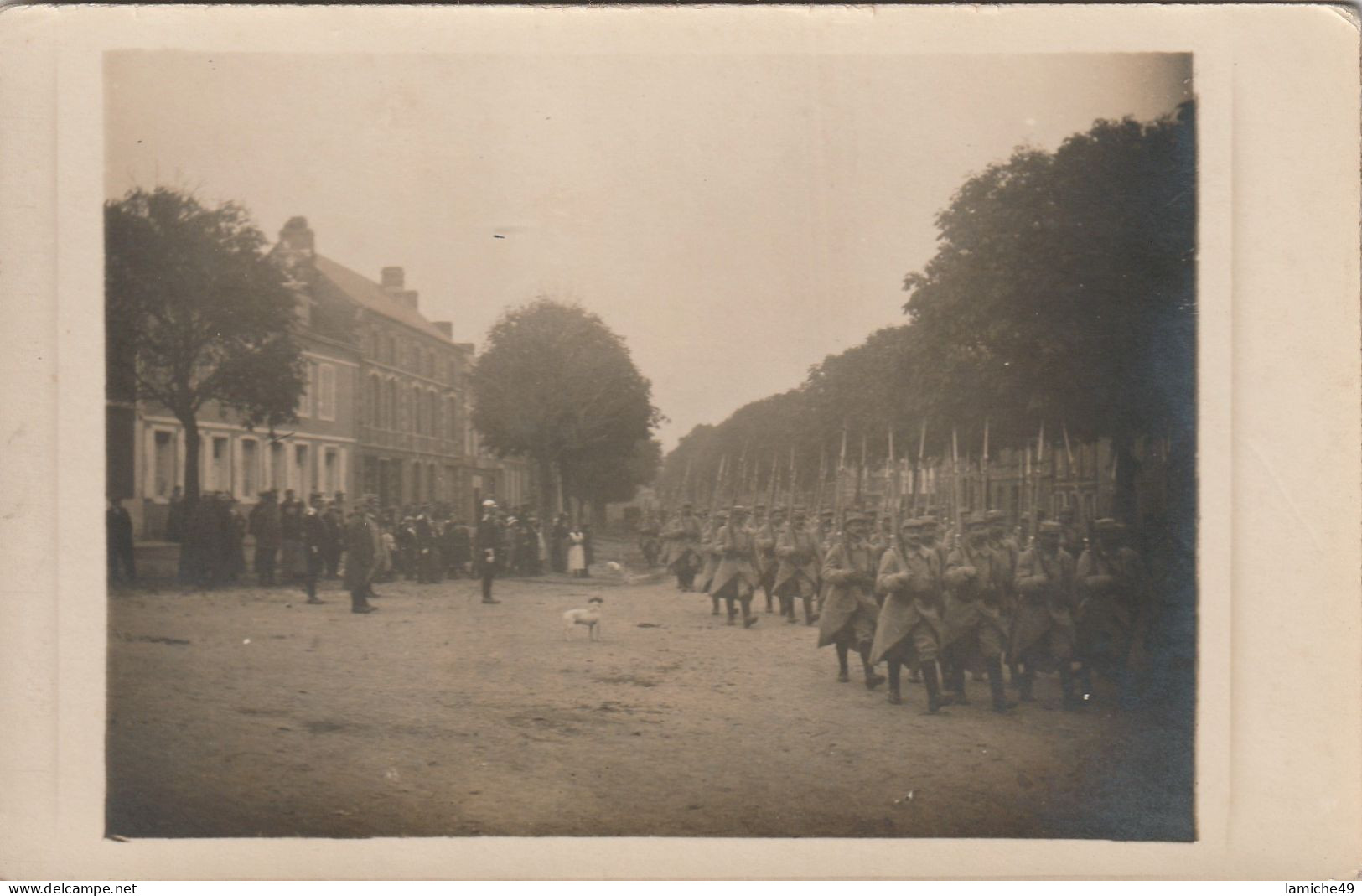 CARTE PHOTO Crécy En Ponthieu Somme Rue Des Blancs Collets Défilé Militaires - Crecy En Ponthieu