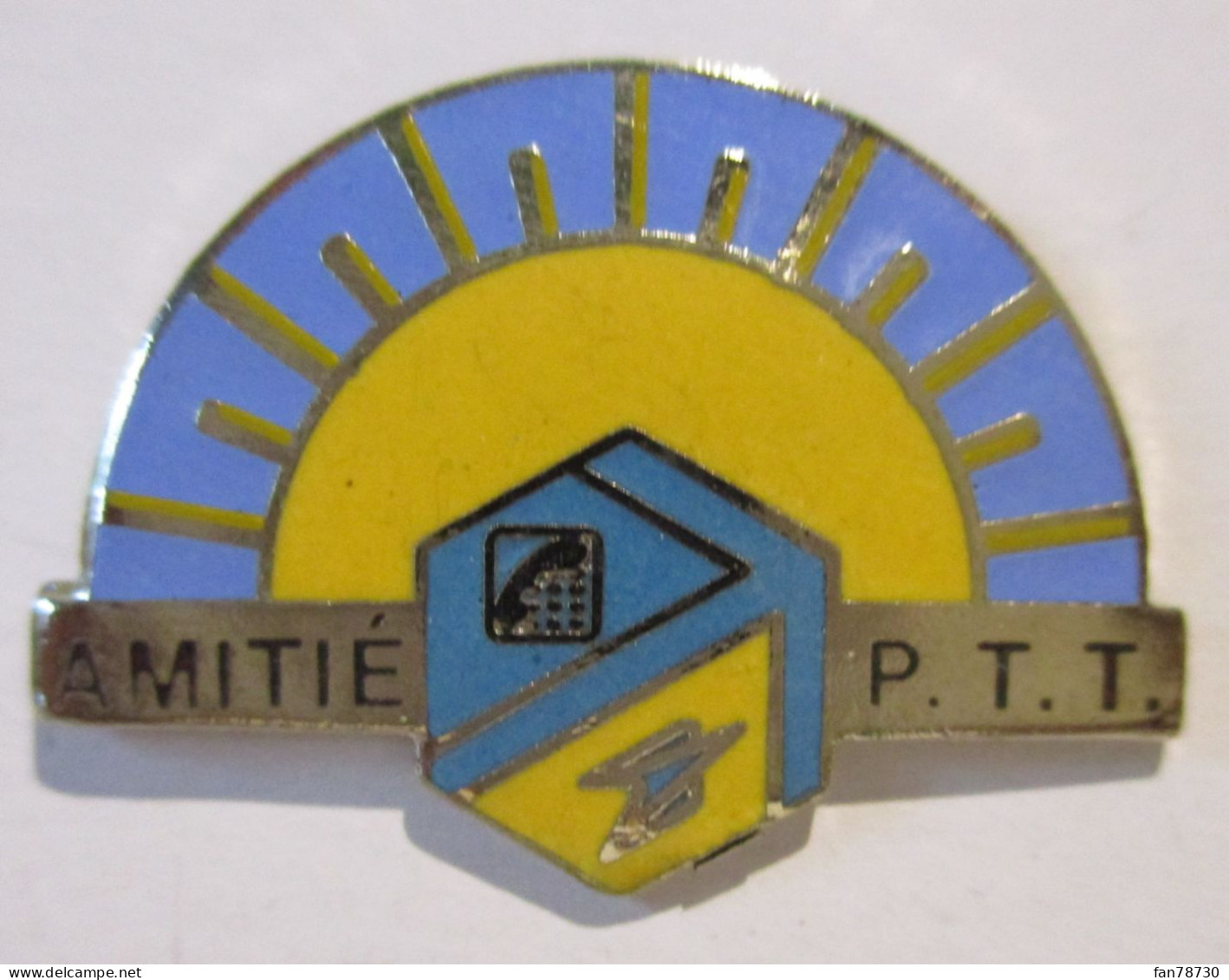 Pin's Amitié P.T.T. - Frais Du Site Déduits - Mail Services