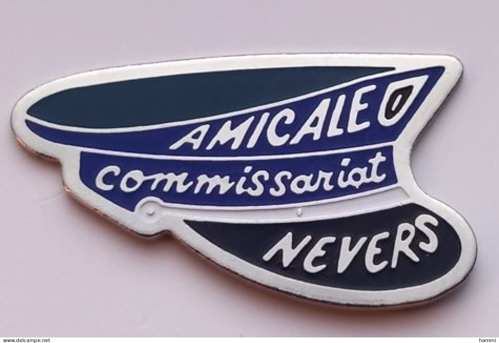 P157 Pin's Amicale Commissariat Police De Nevers Nièvre  Achat Immédiat - Police