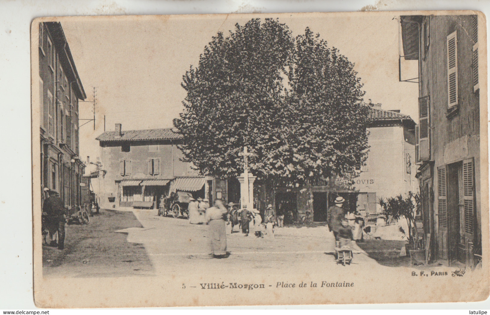 Villié Morgon 69 Carte Non Timbrée Circulée La Place De La Fontaine Le Monument Et La Rue Et La Place Tres Tres Animées - Villie Morgon