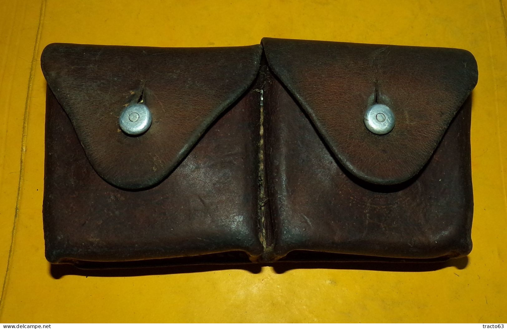 ARMEE SUISSE : ETUI EN CUIR A DEUX POCHETTES EN CUIR DE L'ARMEE SUISSE, DATE 1943 WWII , FABRICANT DANS LE TAMPON  ,DIM - Equipement